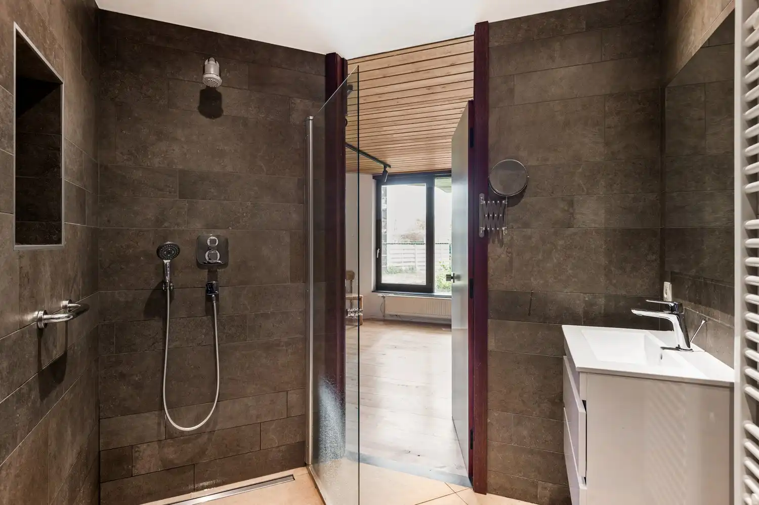 Open bebouwing met 4 slaapkamers, 2 badkamers en tuin in Borsbeek! foto 7