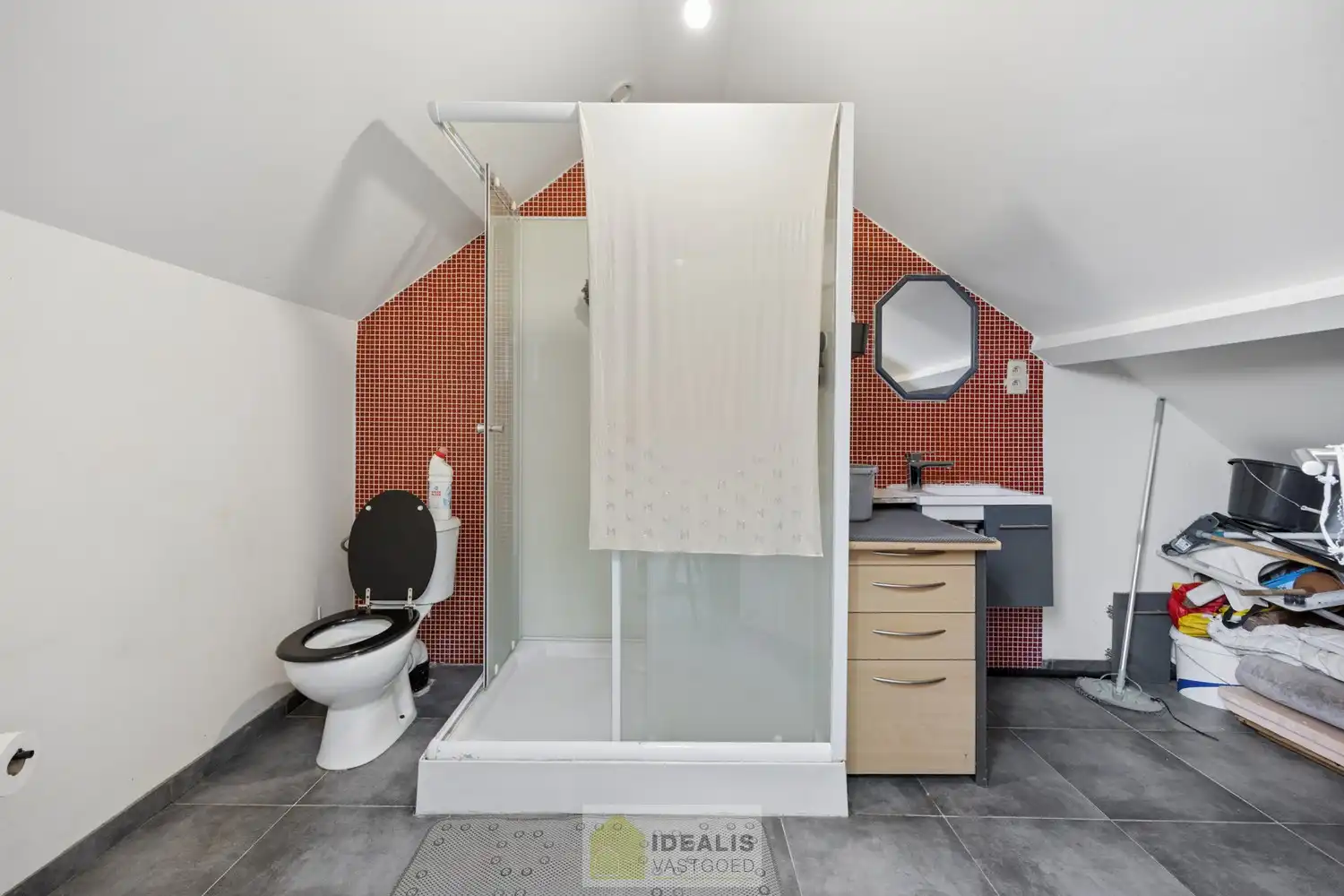 IDEALIS VASTGOED – OPBRENGSTEIGENDOM BESTAANDE UIT EEN HANDELSPAND MOMENTEEL INGERICHT ALS HORECAGELEGENHEID MET BOVENLIGGEND 8 WOONGELEGENHEDEN. DE WOONGELEGENHEDEN ZIJN VOORZIEN VAN EEN EIGEN DOUCHE EN TOILET. DAARNAAST IS ER EEN GEMEENSCHAPPELIJKE KEUKEN EN WASPLAATS. HET PAND IS IN 2018 GERENOVEERD. foto 27