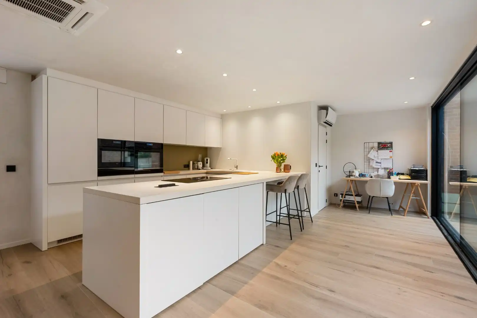 Hoekwoning met EPC B, 3 slaapkamers, garage en zuidgerichte tuin in Koolskamp foto {{pictureIndex}}