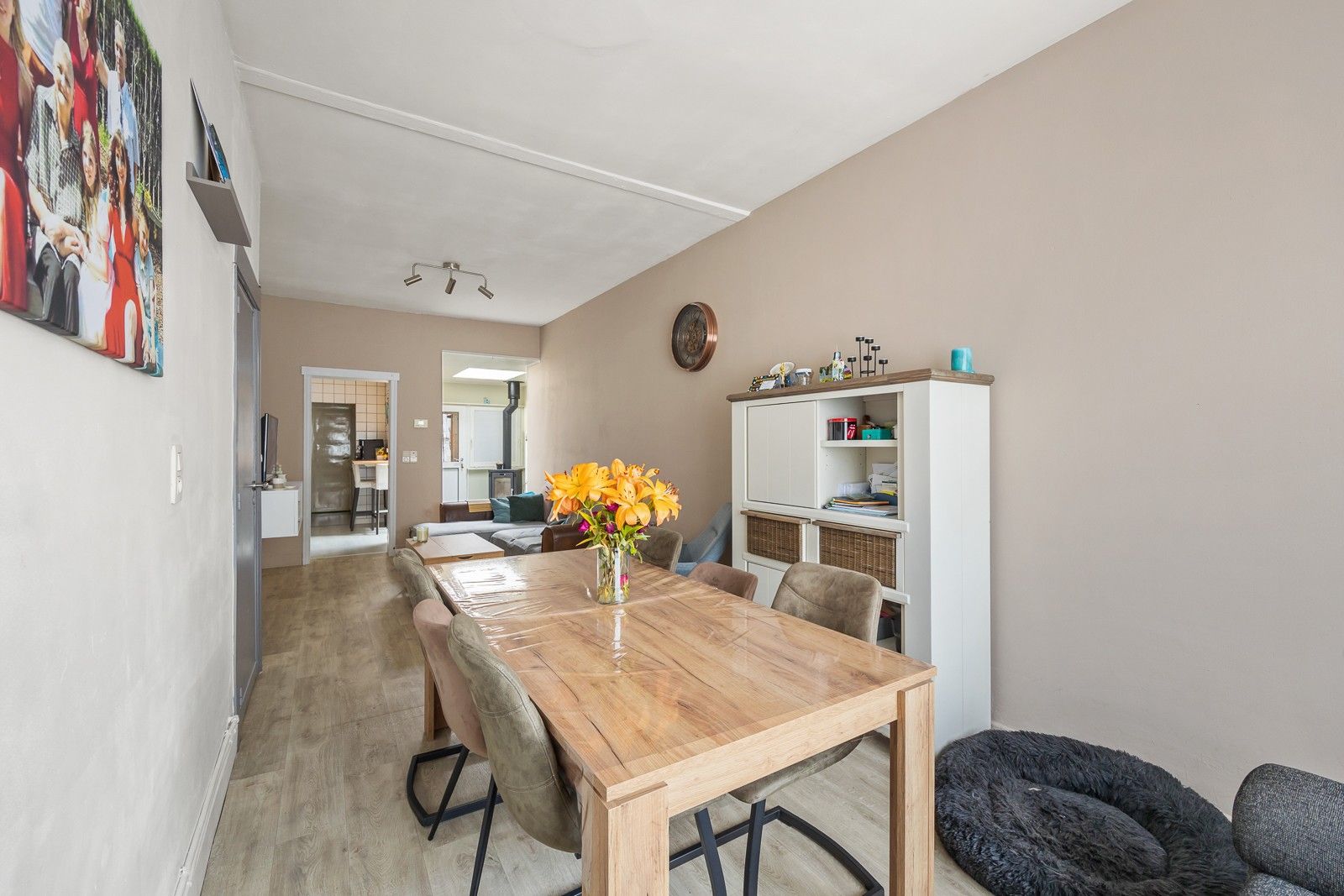 Gedeeltelijk te renoveren en op te frissen woning vlakbij het park van Brasschaat. foto {{pictureIndex}}