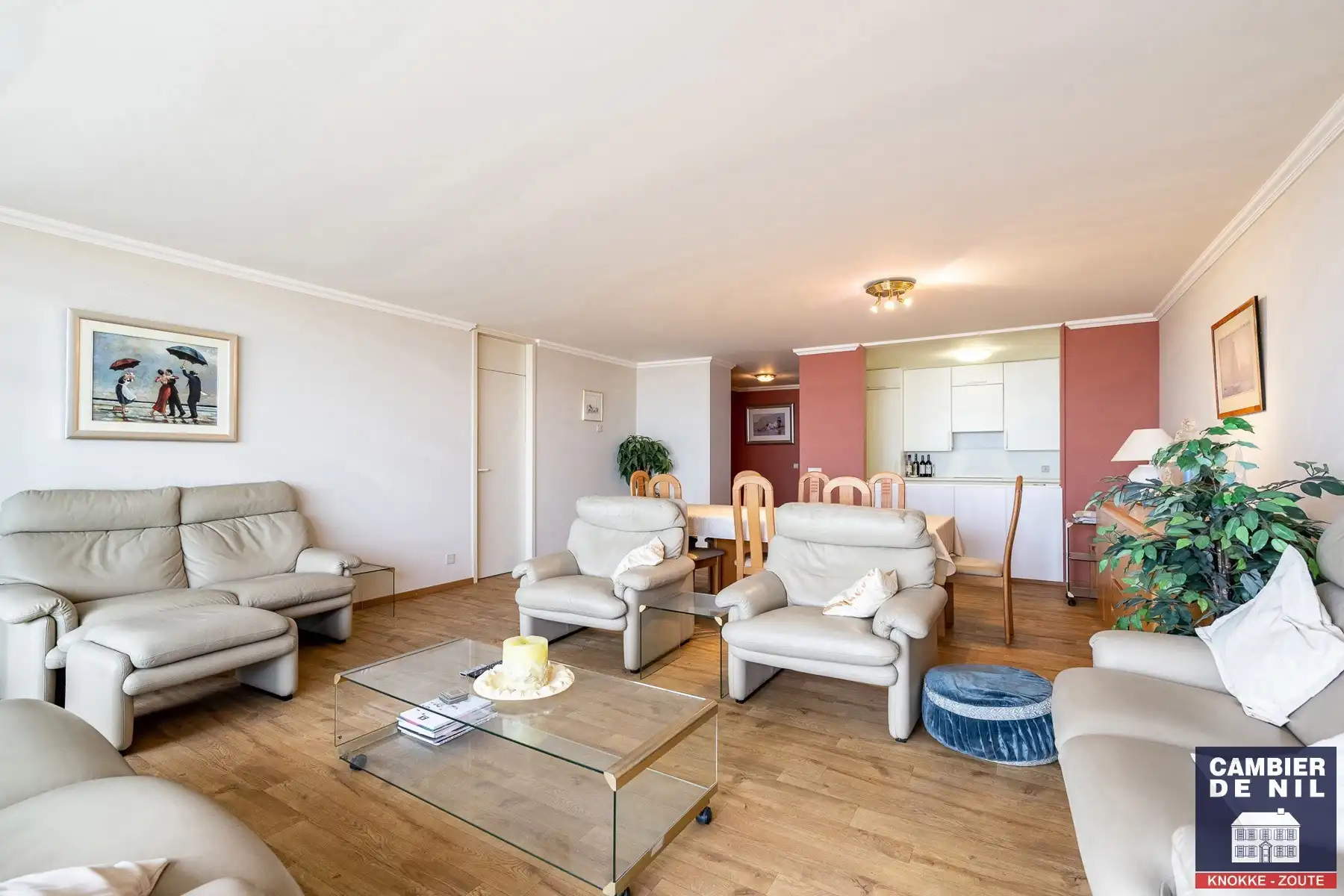 Gemeubeld appartement met frontaal zeezicht aan het Vanbunnenplein foto 5