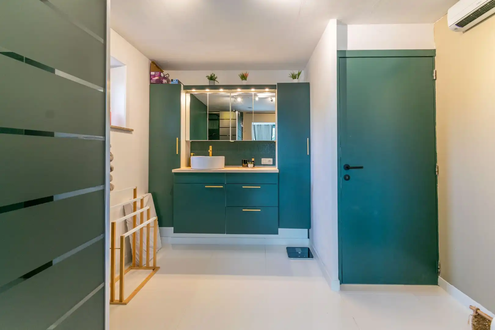Een instapklare, heel aangename villa met oa. 3 grote slaapkamers! foto 13