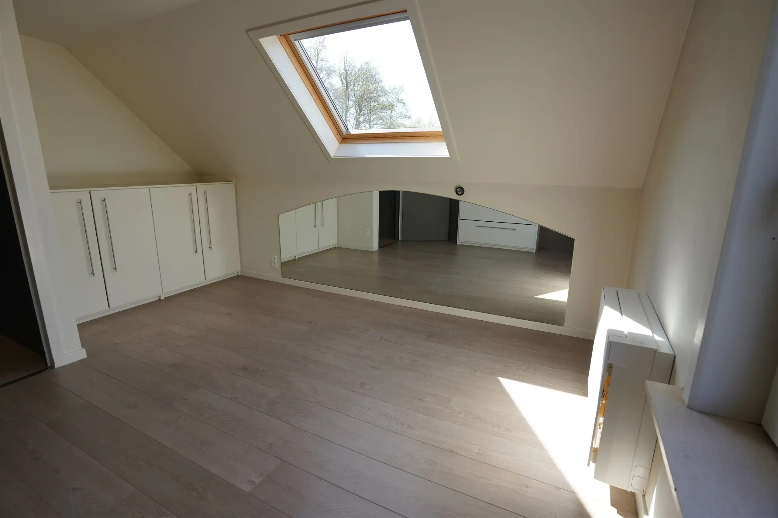 Prettig gelegen halfopen woning met garage en tuin foto 17