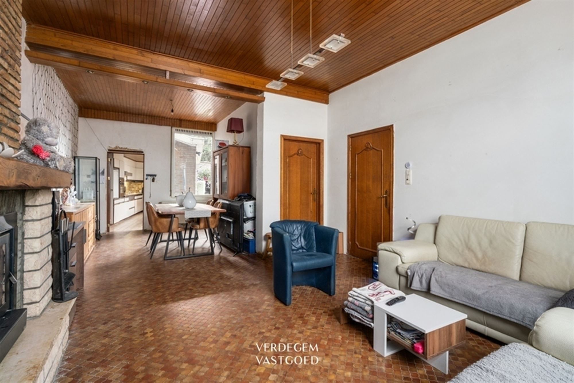 Halfopen woning met 3 slaapkamers, garage en perceel van 660m² foto 3