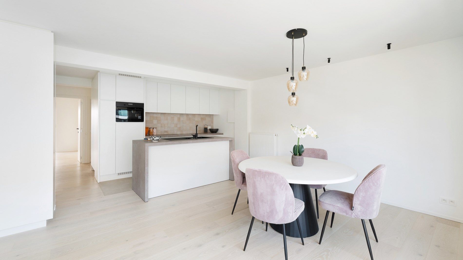 Luxueus gerenoveerd tweeslaapkamerappartement aan de vernieuwde boulevard van Heist foto {{pictureIndex}}