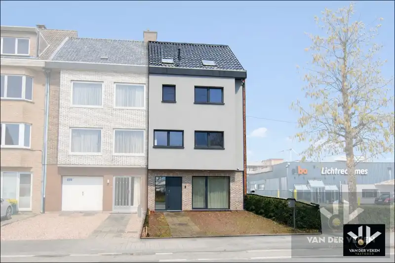 Voll gerenoveerde woning met 5 slpk 3 badk foto {{pictureIndex}}