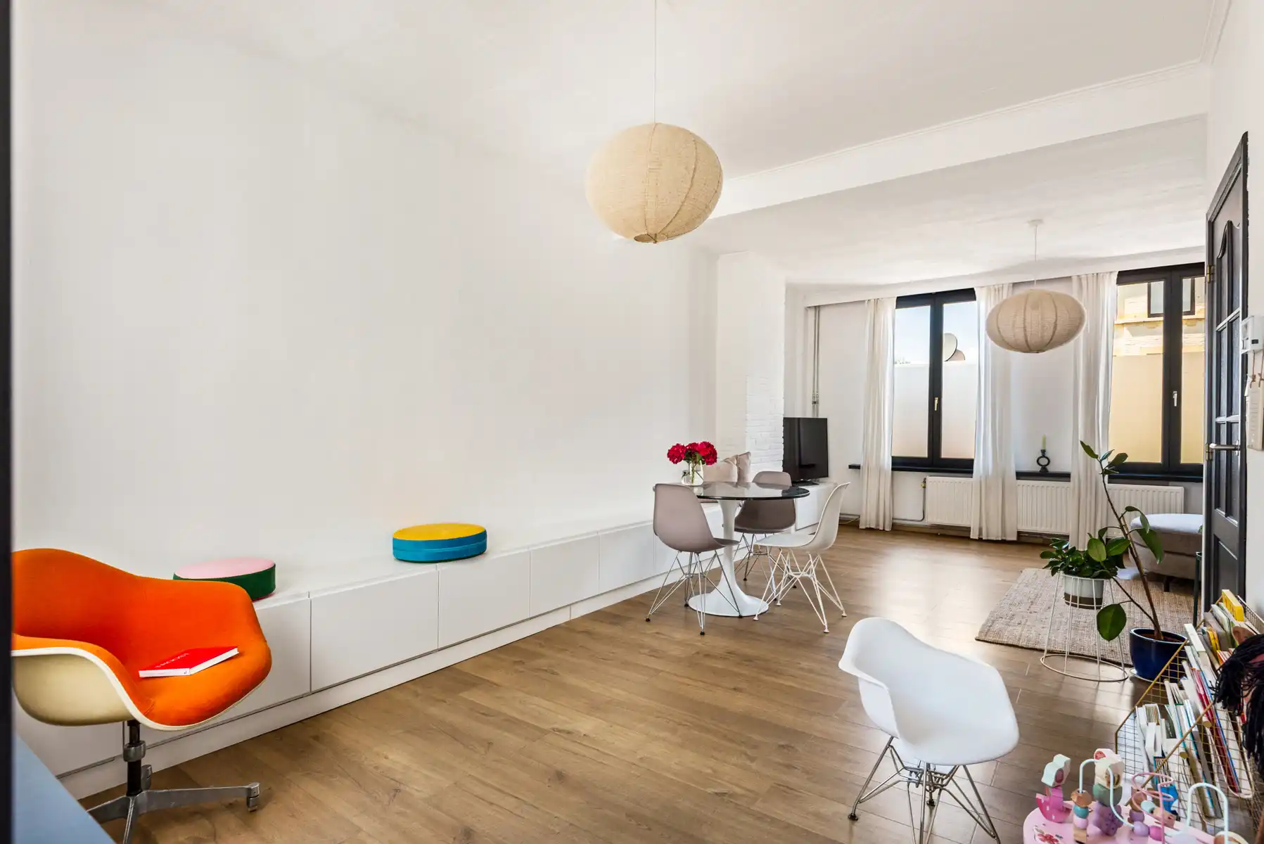 Een verrassend ruime woning met garage en zonnige koer foto 2