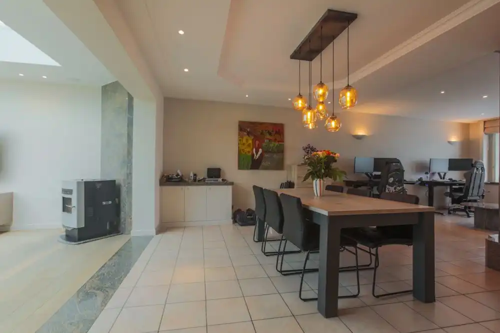 Ruime halfopen woning met garage, carport en tuin foto 4