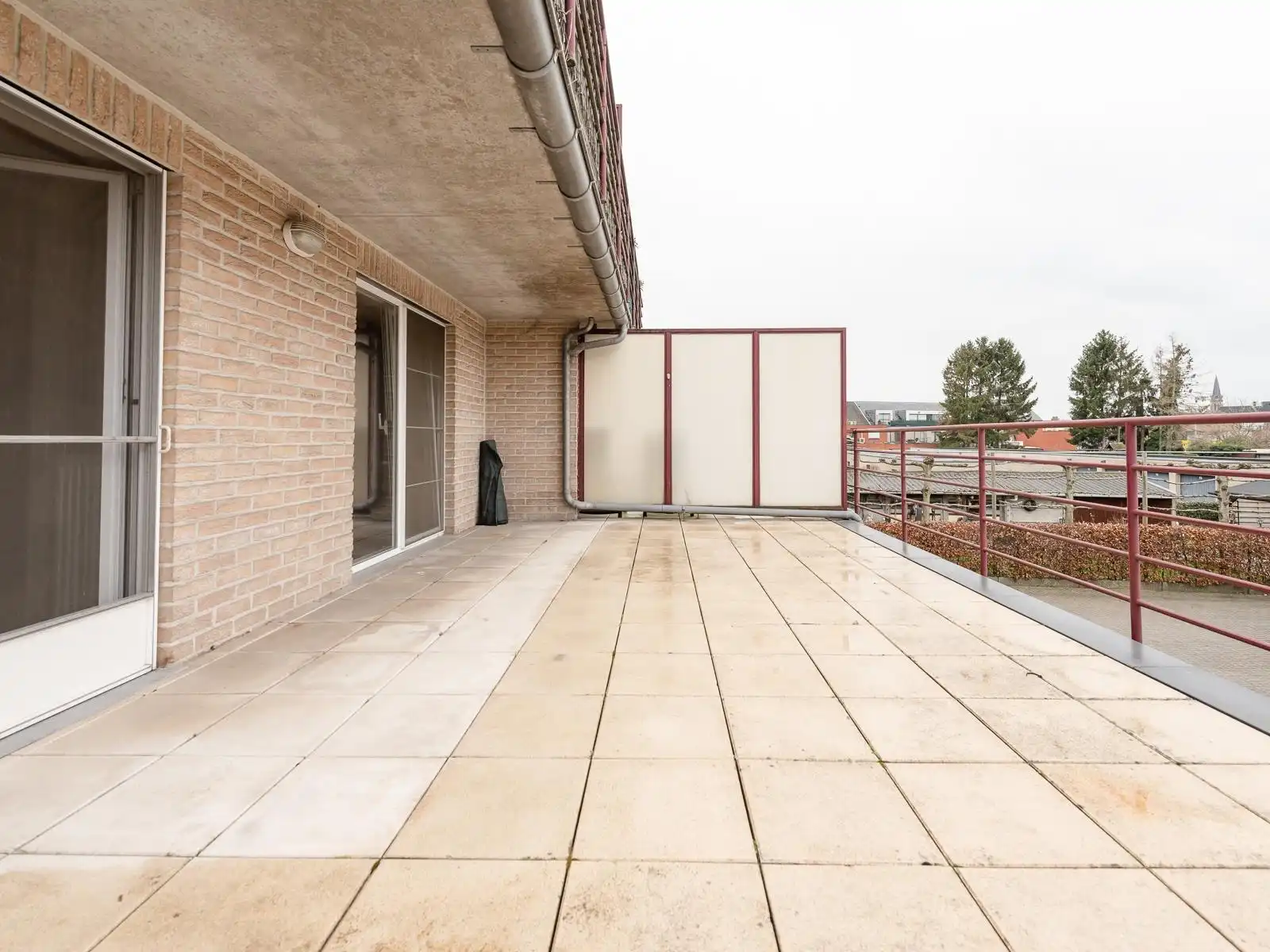 Appartement op 1ste verdieping met lift, 2 slaapkamers, ruim terras, garage en autostaanplaats. foto 11