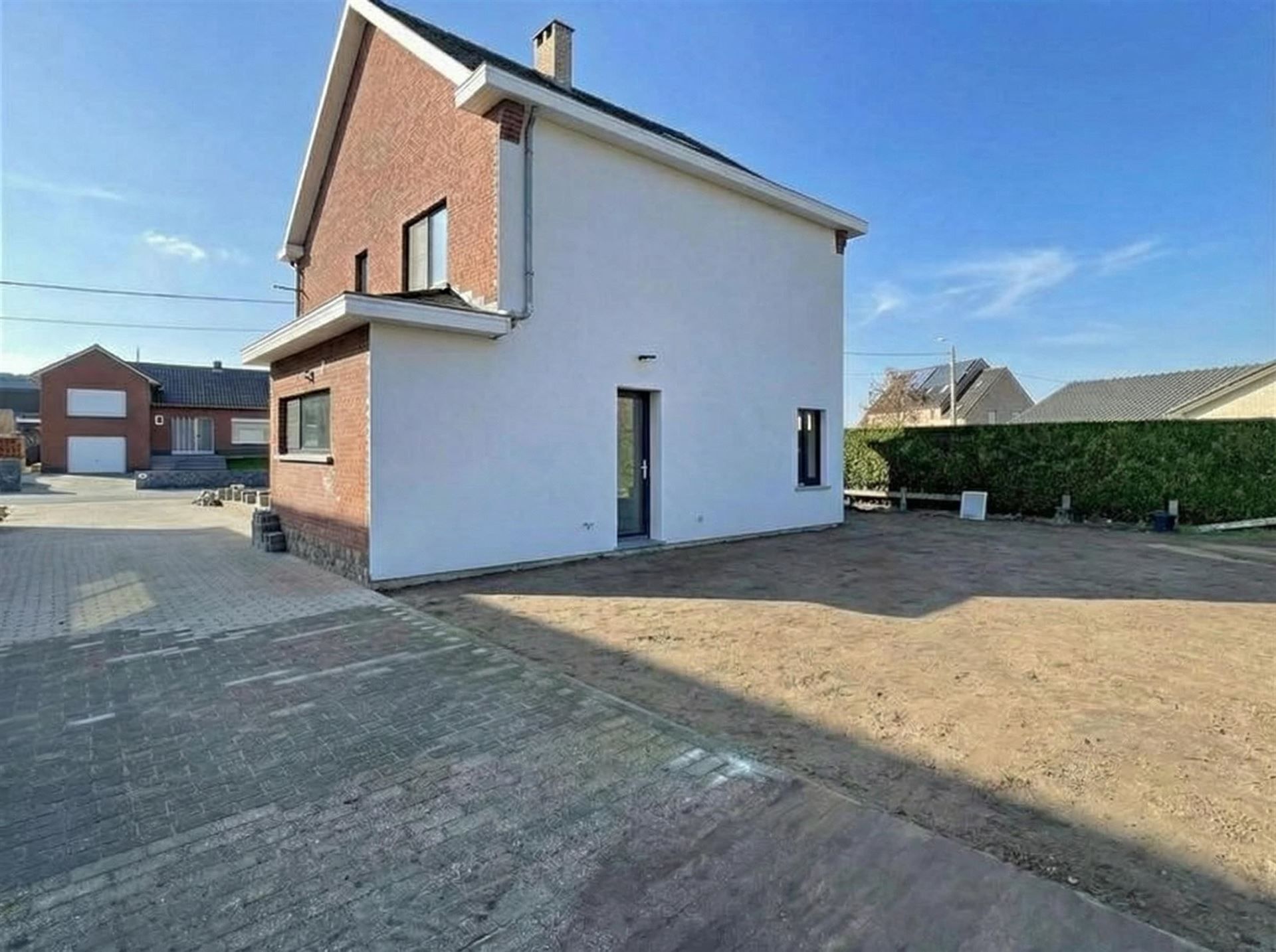 Volledig gerenoveerde woning met tuin, parking, 3slpks, badk foto 3