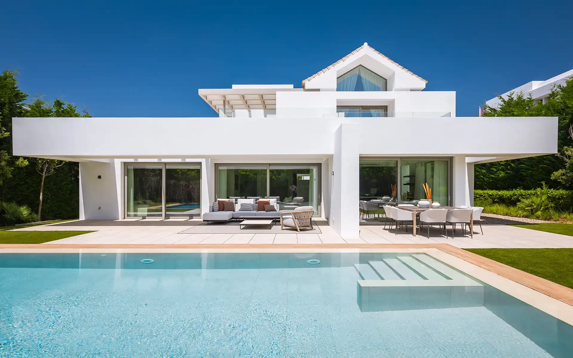 Moderne designvilla in El Paraíso op de New Golden Mile van Marbella foto {{pictureIndex}}