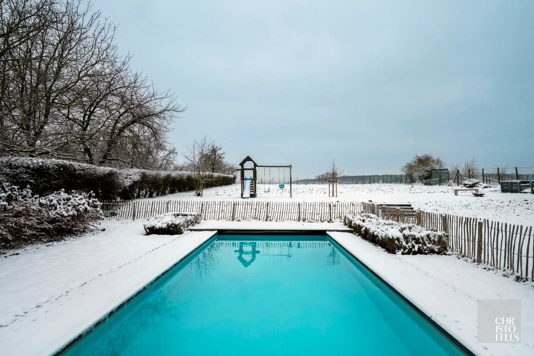 Exclusieve vierkantshoeve met buitenzwembad en vrij uitzicht op perceel van 3.213m² foto 5