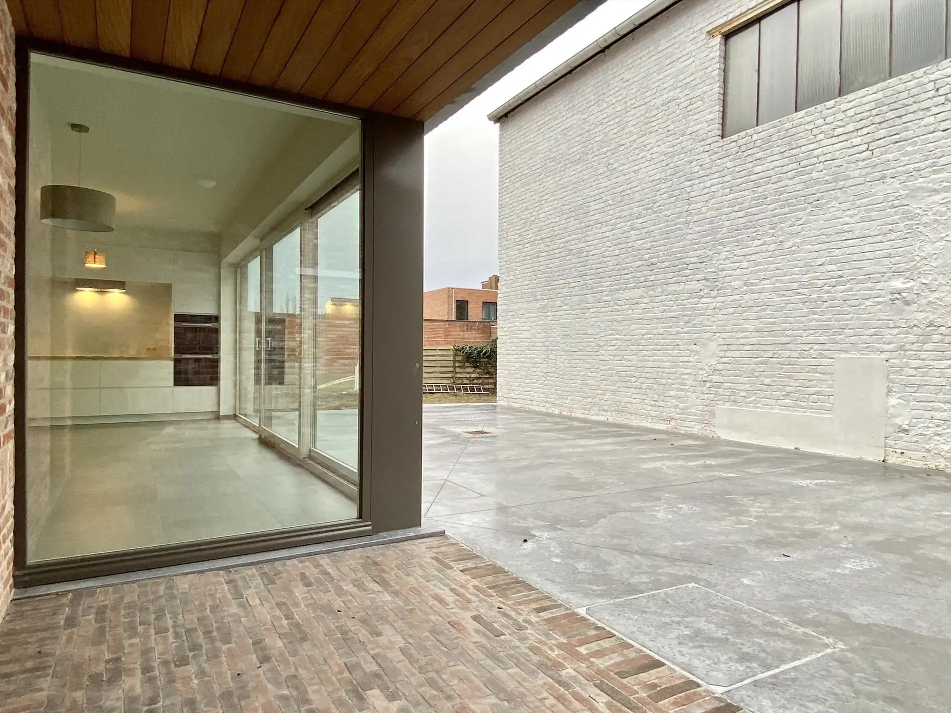 Luxueus en gelijkvloers wonen met drie kamers, groot terras,... foto 2