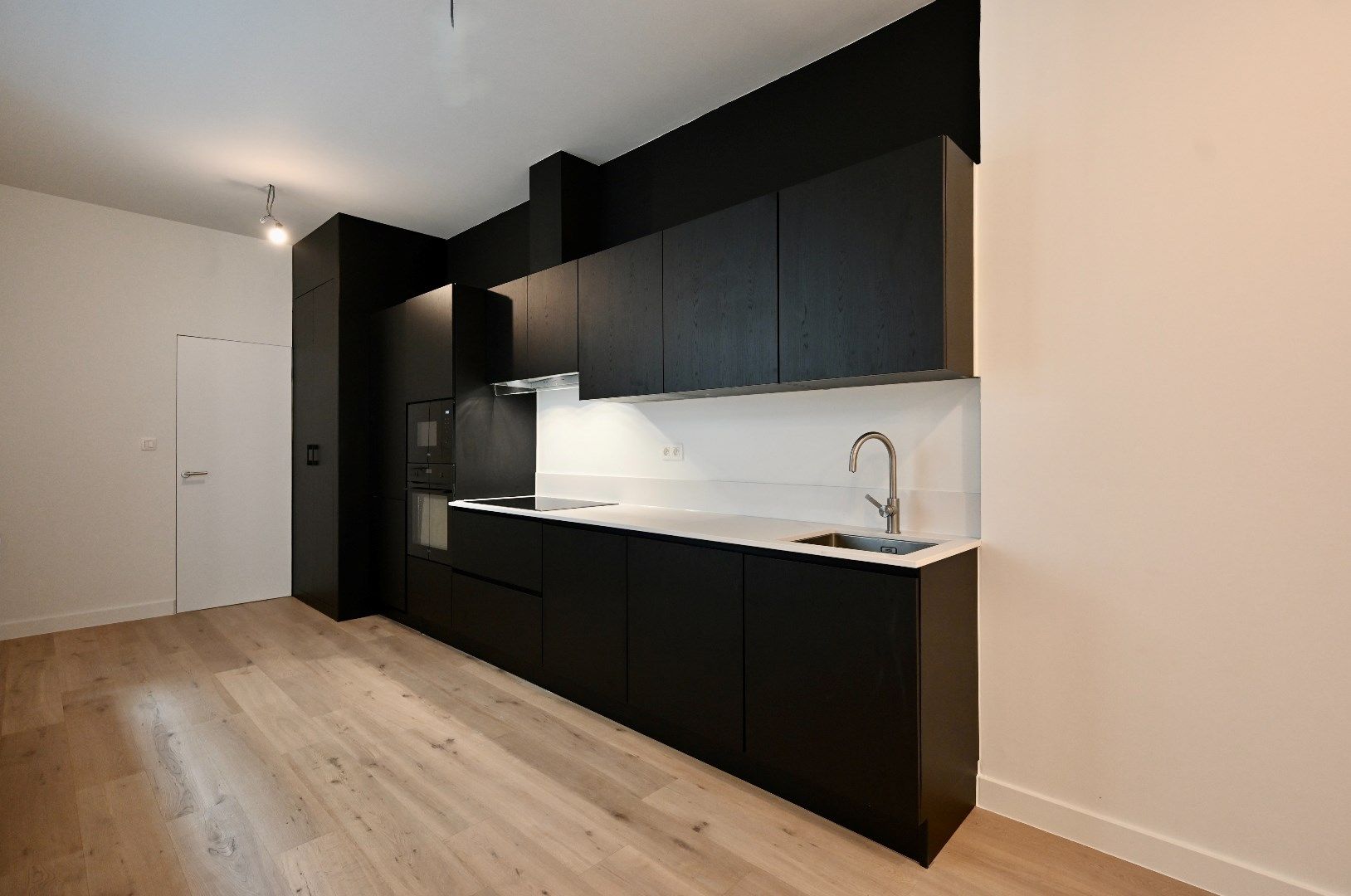 KARAKTERVOL GELIJKVLOERS APPARTEMENT MET STADSTERRASJE foto 3