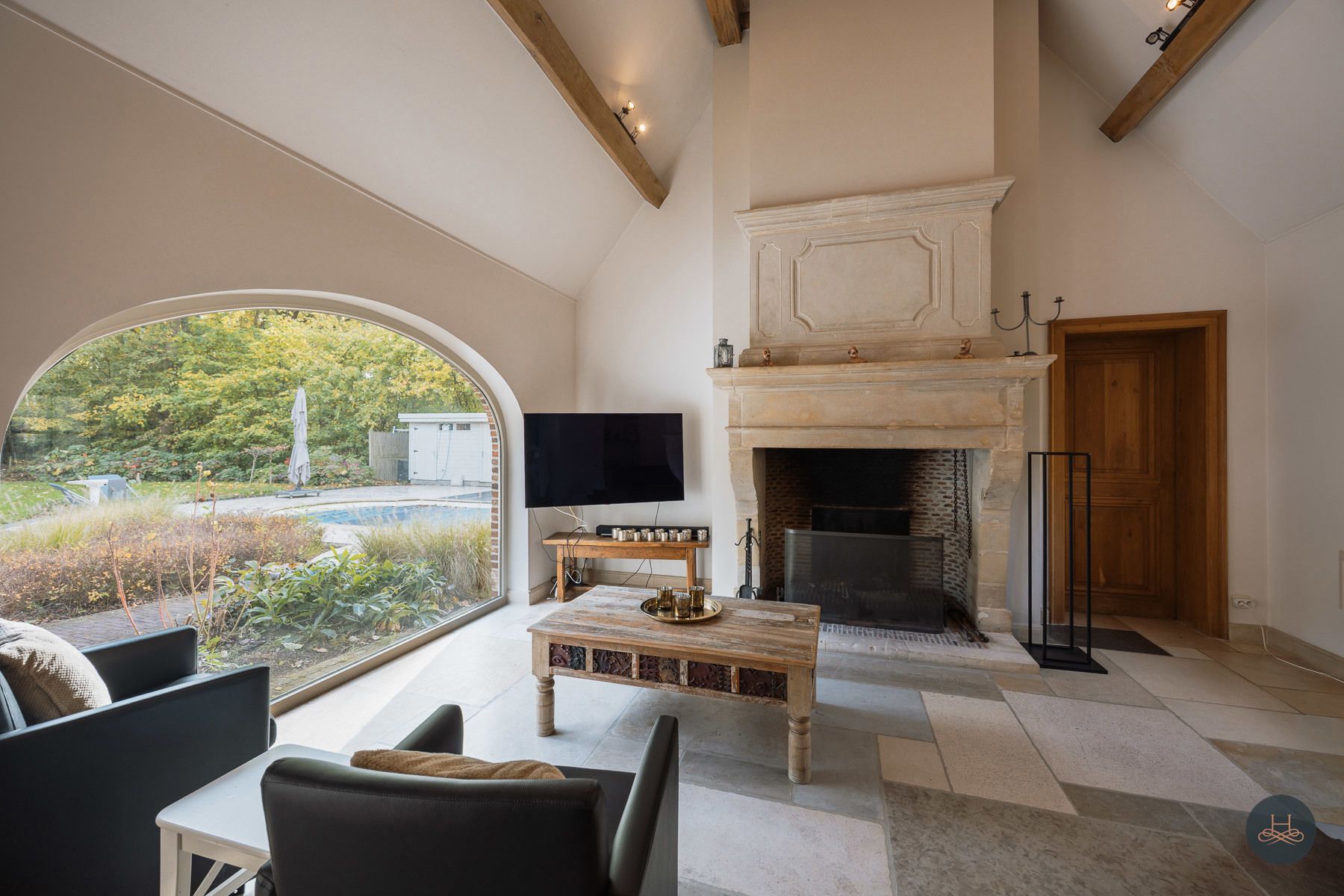 Riant landhuis met zwembad op ruim perceel in rustige wijk foto 5