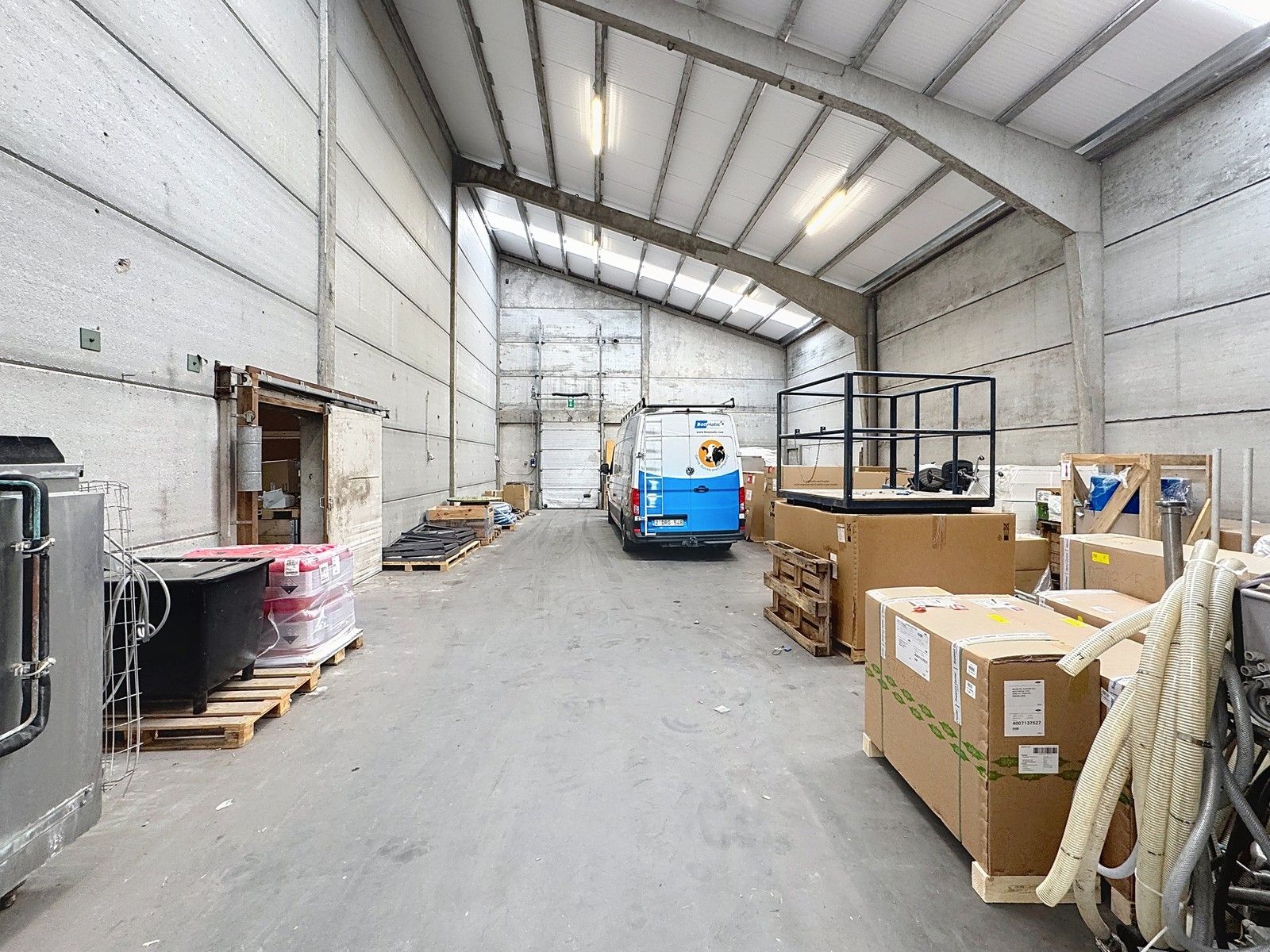 Instapklaar MAGAZIJN (1.250m²), voorzien van 3 elektrische sectionaalpoort, smeerput en verhard terrein (voor- en achterkant) op industriezone te Gistel. foto 4