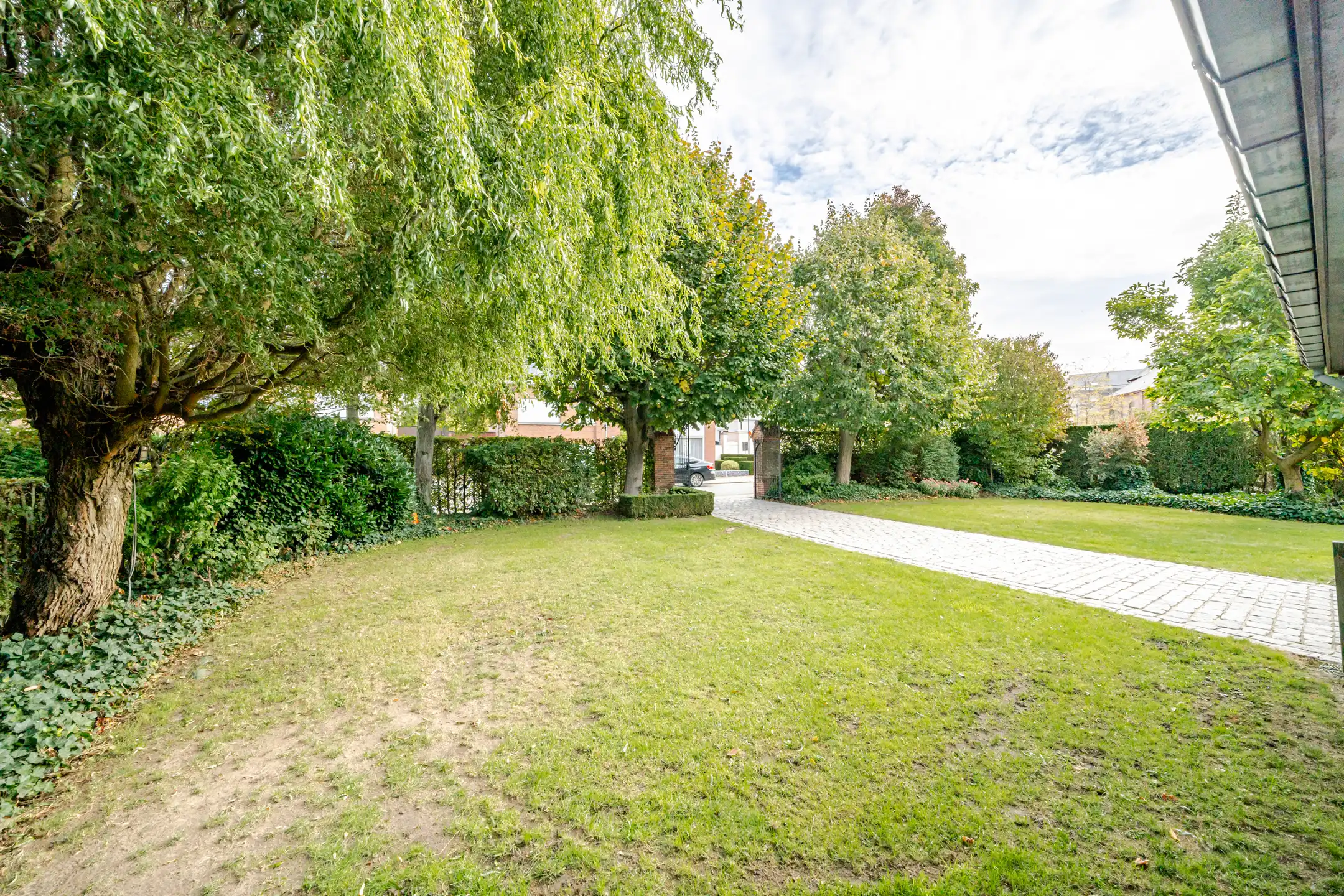 Charmante herenwoning met uitweg achteraan (3 garages).  foto 6