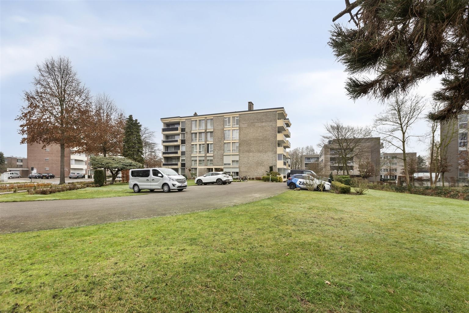 Ruim gelijkvloers 2-slaapkamer appartement met overdekt terras, ondergrondse autostaanplaats en aparte berging, gelegen vlakbij het centrum van Maaseik. foto 31