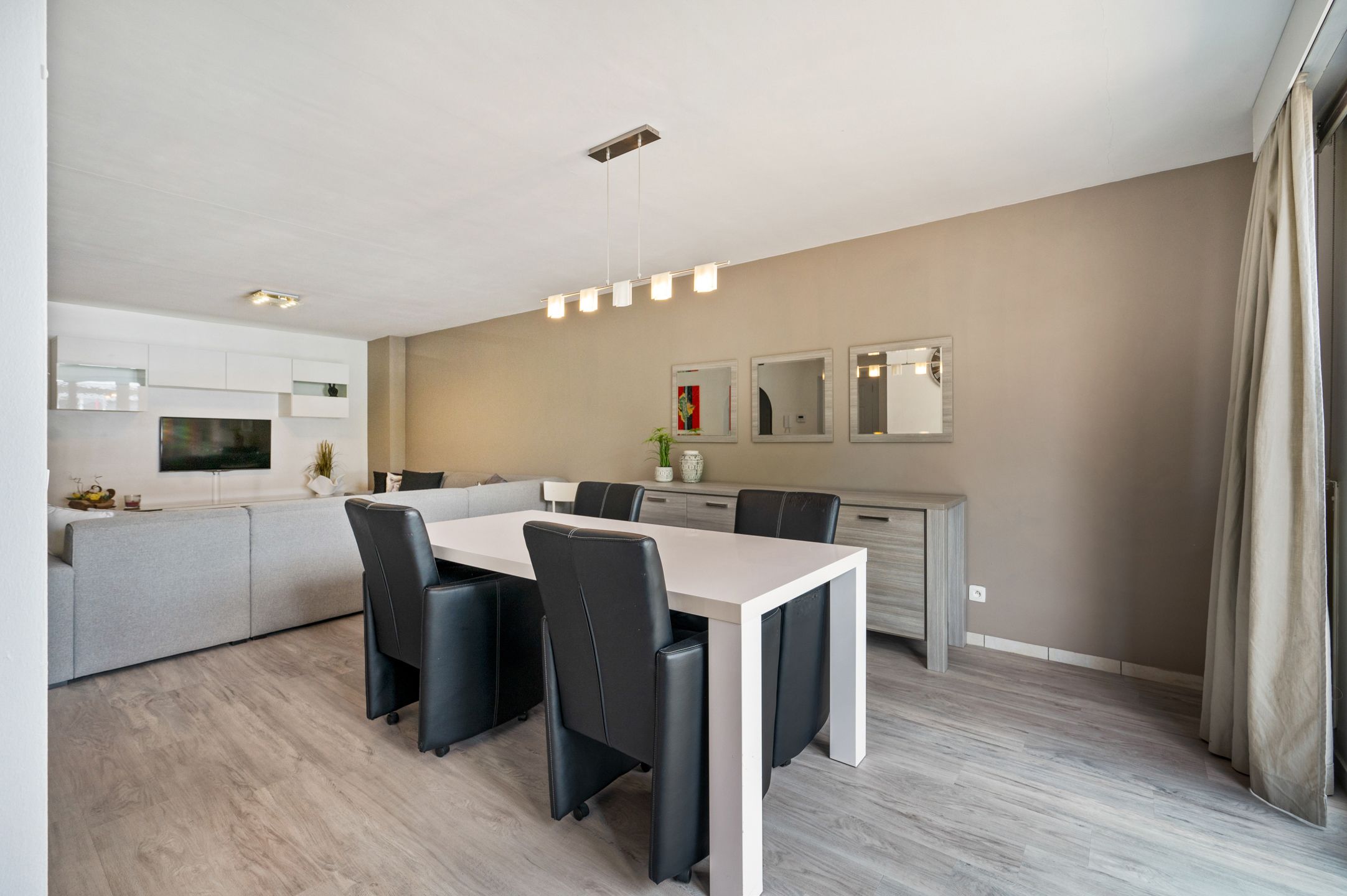 Centraal gelegen 2 slpk app met garagebox te Vosselaar. foto {{pictureIndex}}