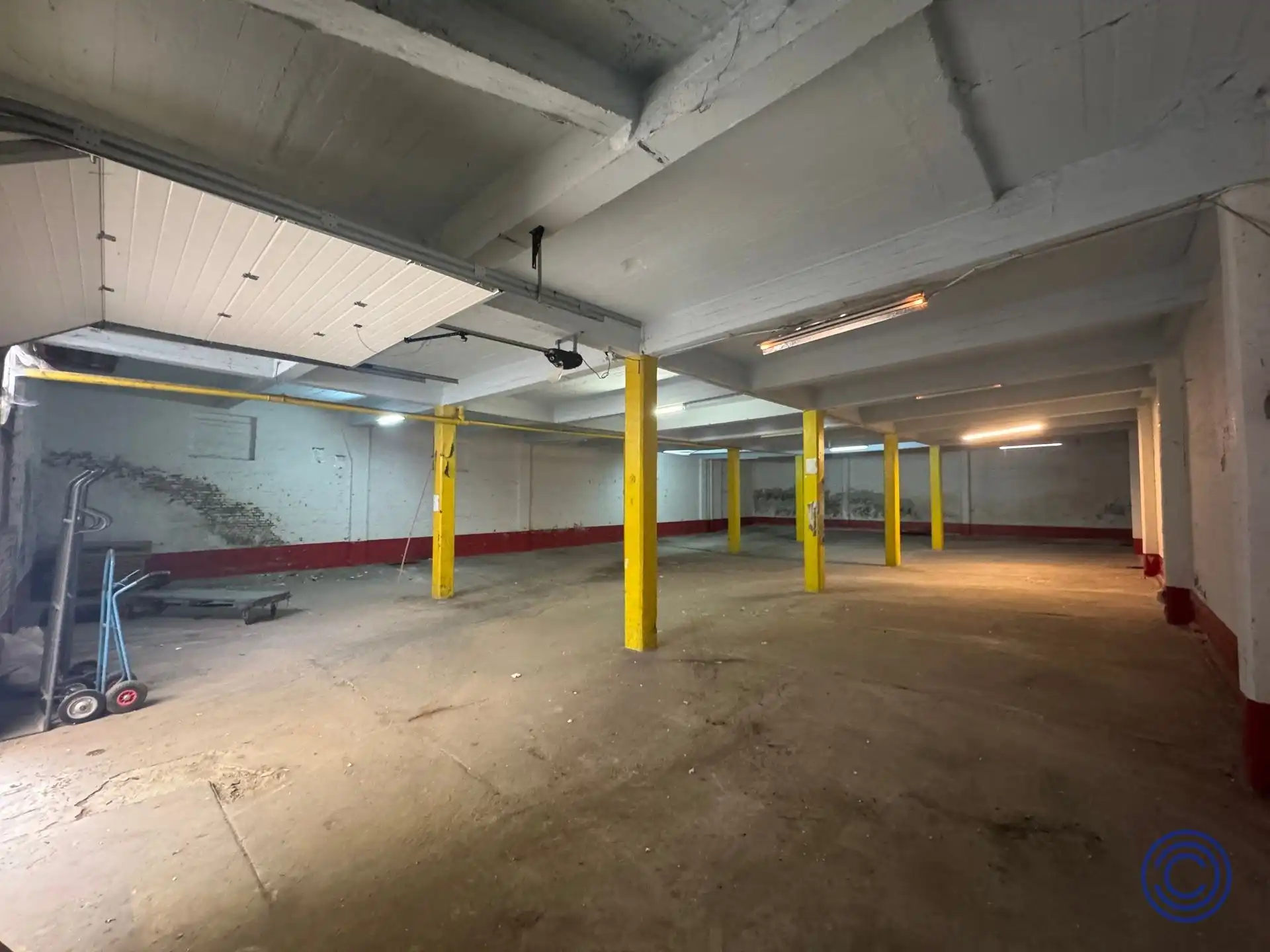 Ruim en veelzijdig magazijn van ca. 800 m² te huur op een centrale en vlot bereikbare locatie in Antwerpen. foto 3