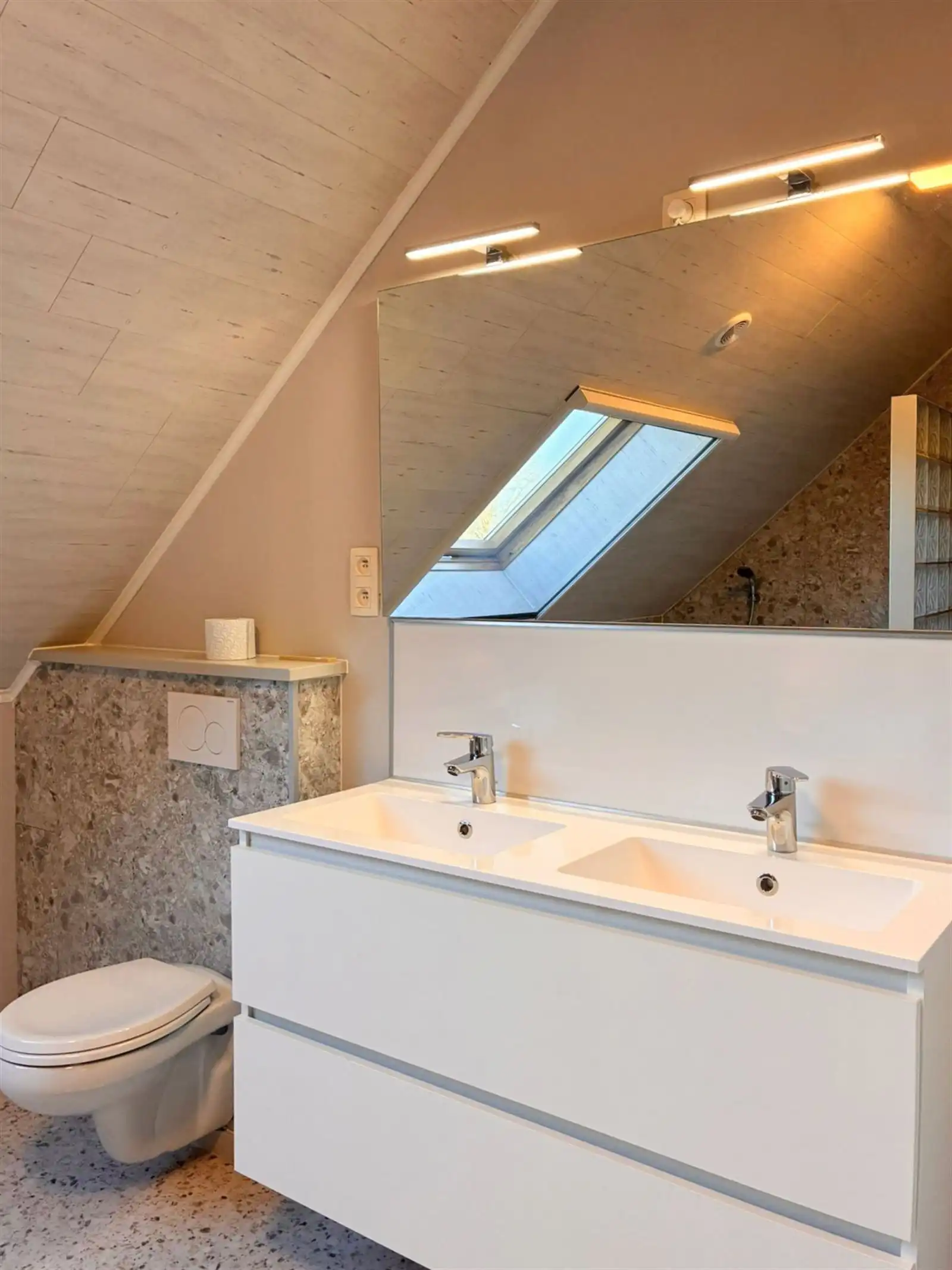 Lichtrijk huis met garage en koer foto 12