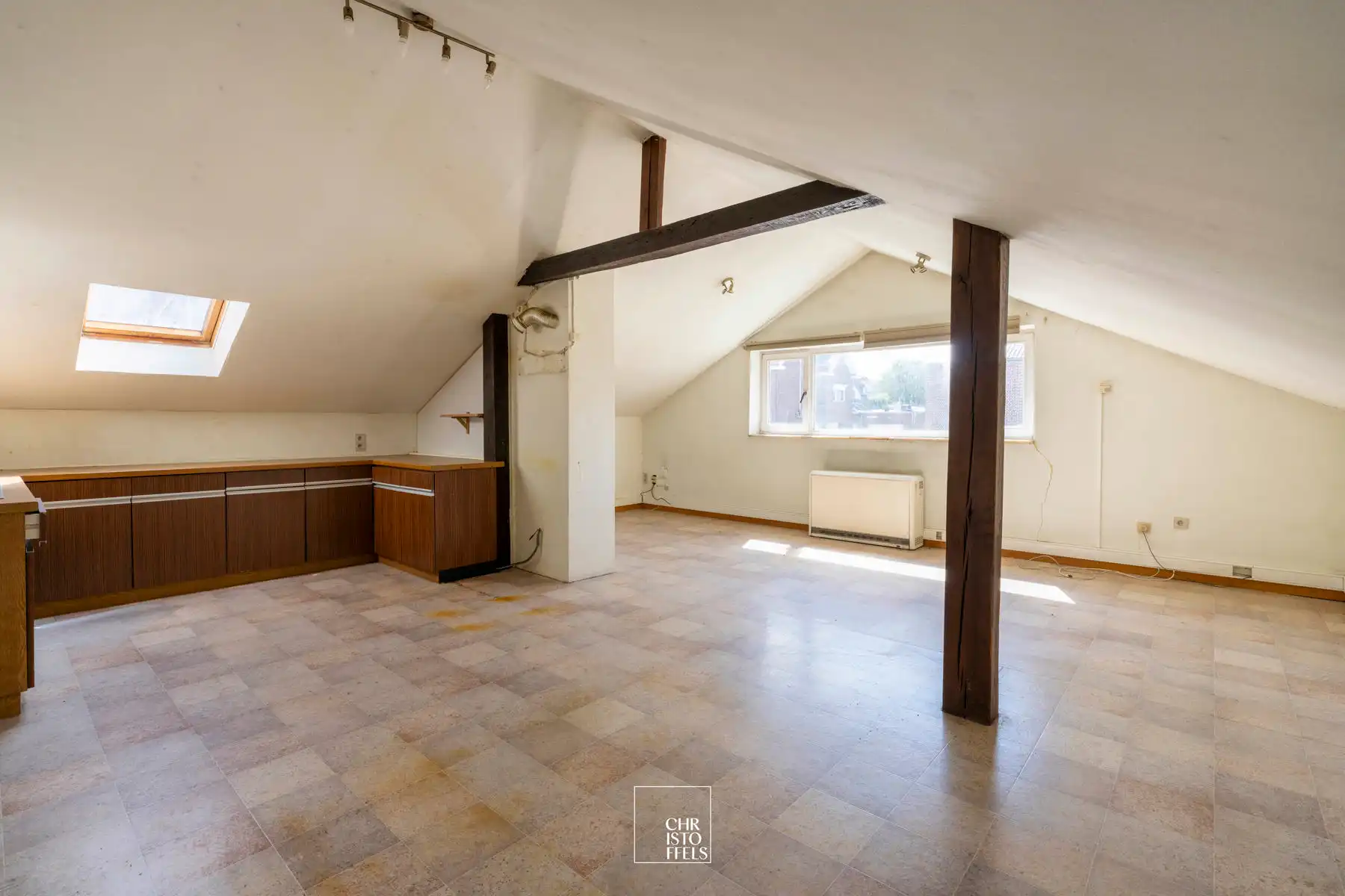 Te renoveren handelspand met bovenwoning, gelegen op een ideale locatie en met veel potentieel! foto 8