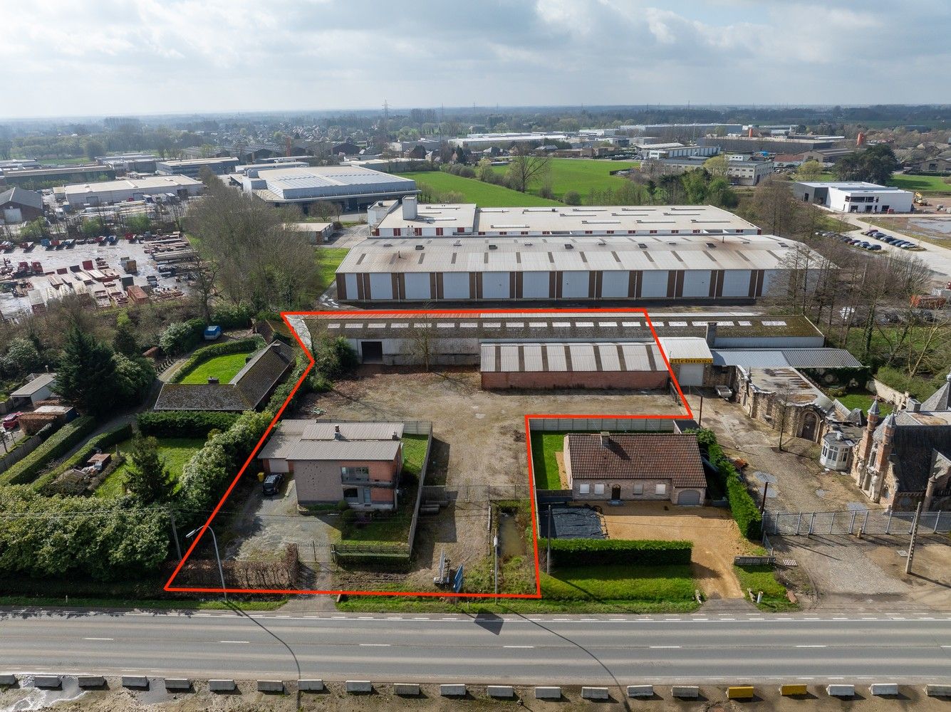 Woonst met zeer ruim magazijn van 1600 m² op een uitstekende locatie foto {{pictureIndex}}