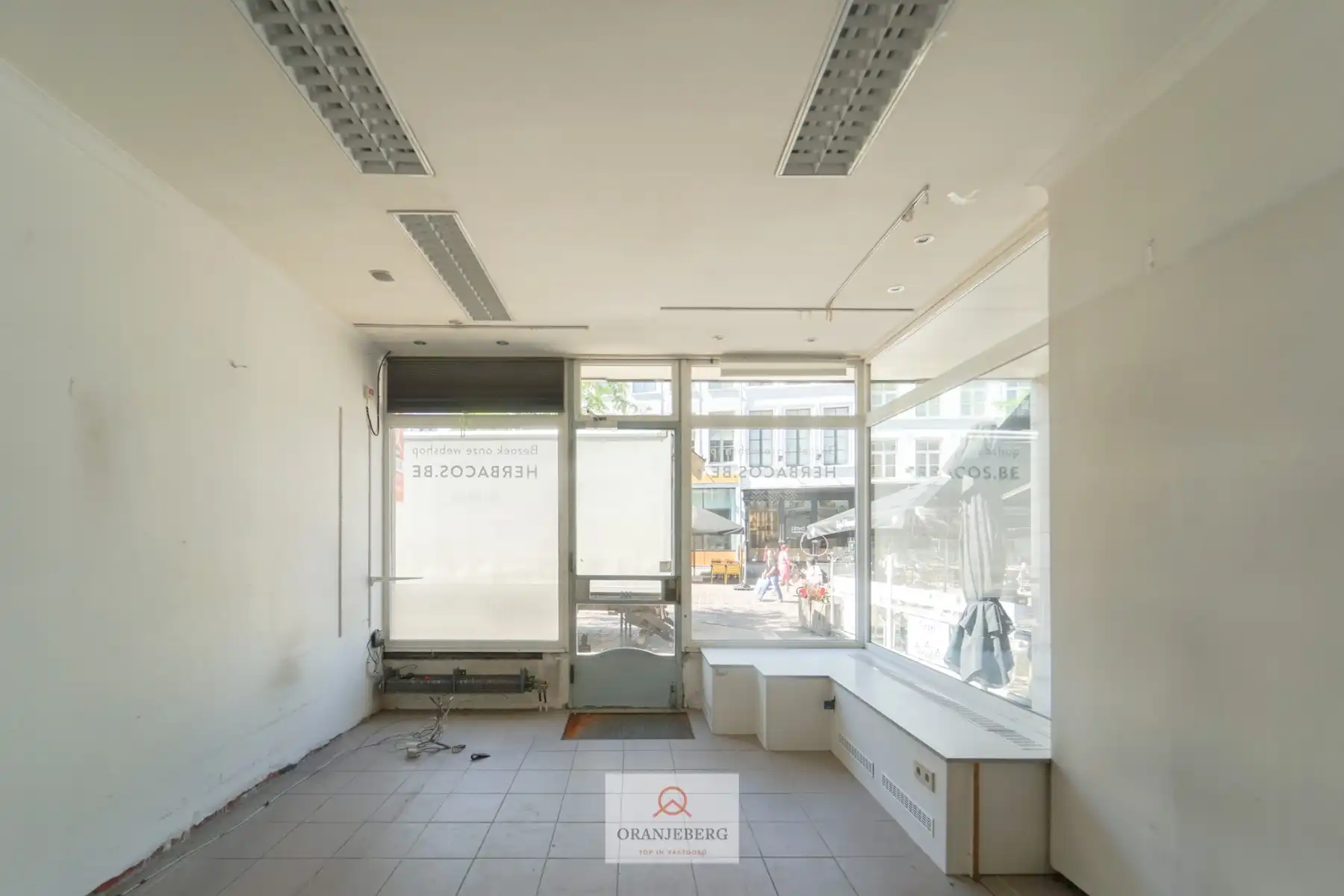 Commerciële ruimte met uitstekende visibiliteit op de Vrijdagsmarkt foto 4