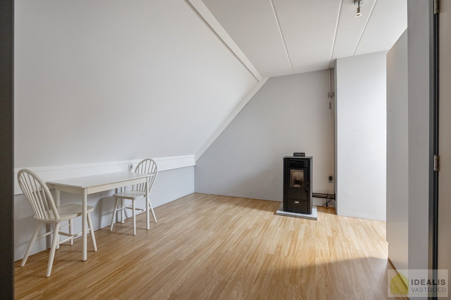 ZEER RUIM OPGEZETTE (360m²!) EN KNAP AFGEWERKTE EENGEZINSWONING OP RUSTIGE LOCATIE MET MAAR LIEFST 8!! SLAAPKAMERS foto 32