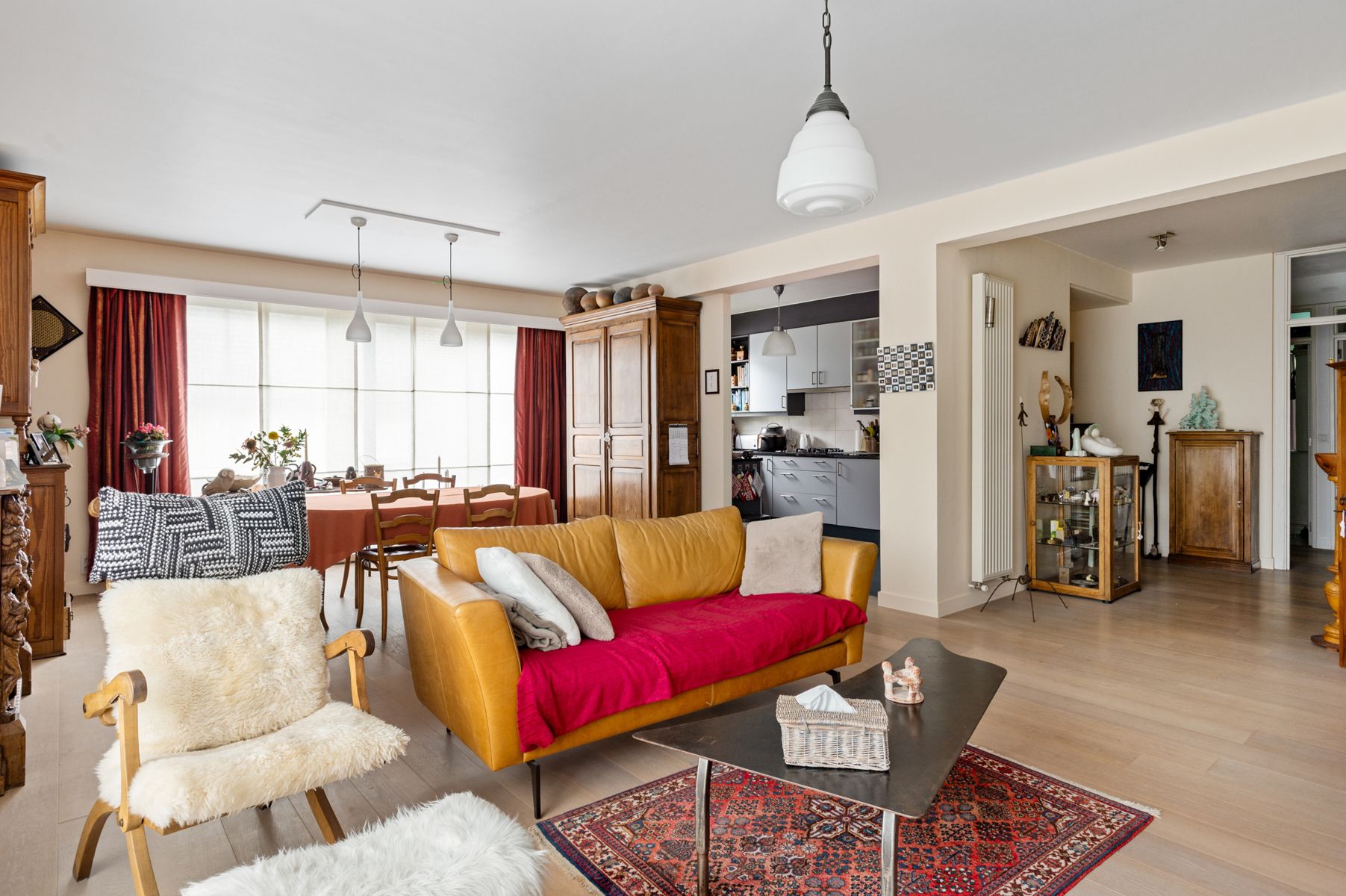 Licht en ruim appartement met 3 slaapkamers en terras. foto 3