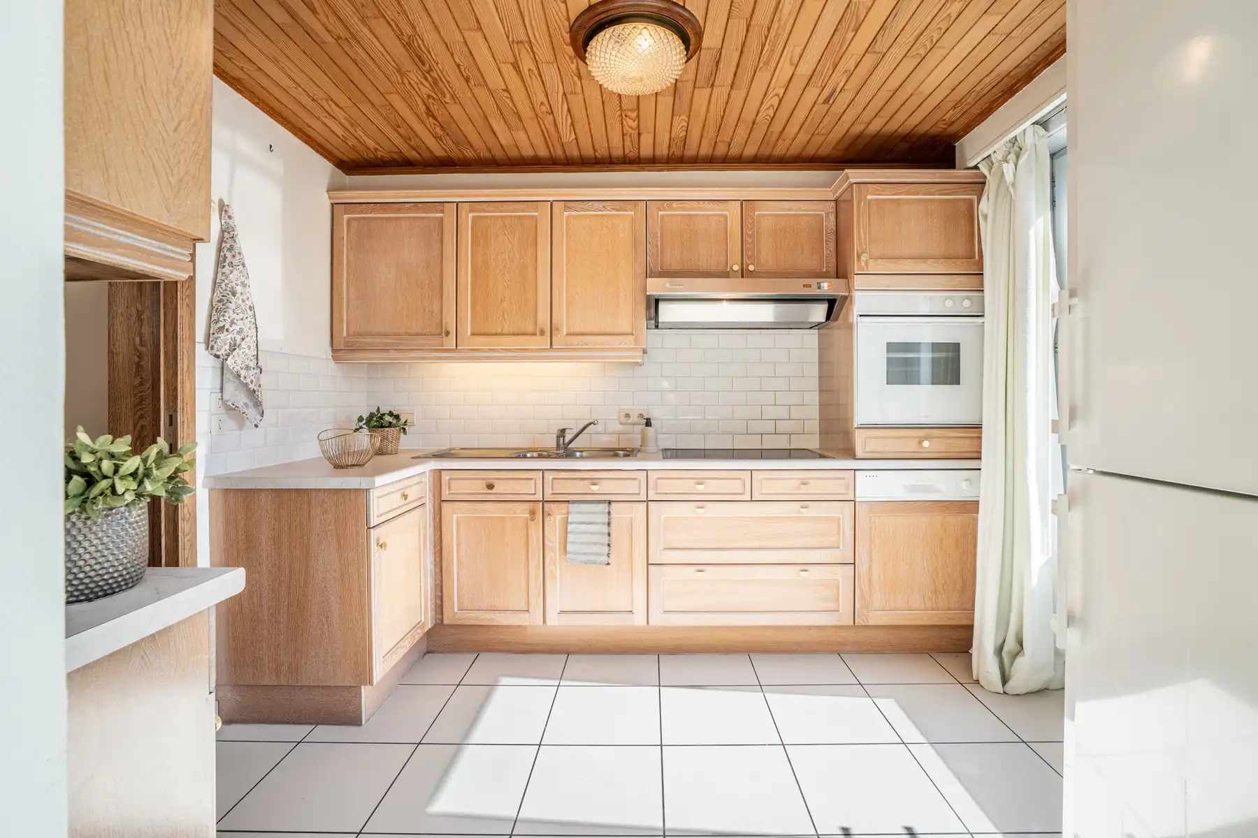 Halfopen woning met tuin, garage en oprit foto 8