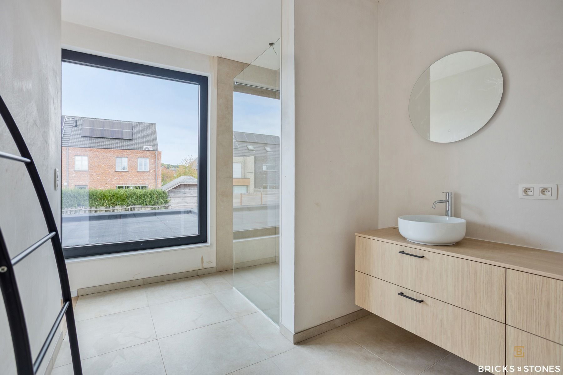 Stijlvolle nieuwbouwwoning met tuin, 3 slpks & 2 badk foto 19