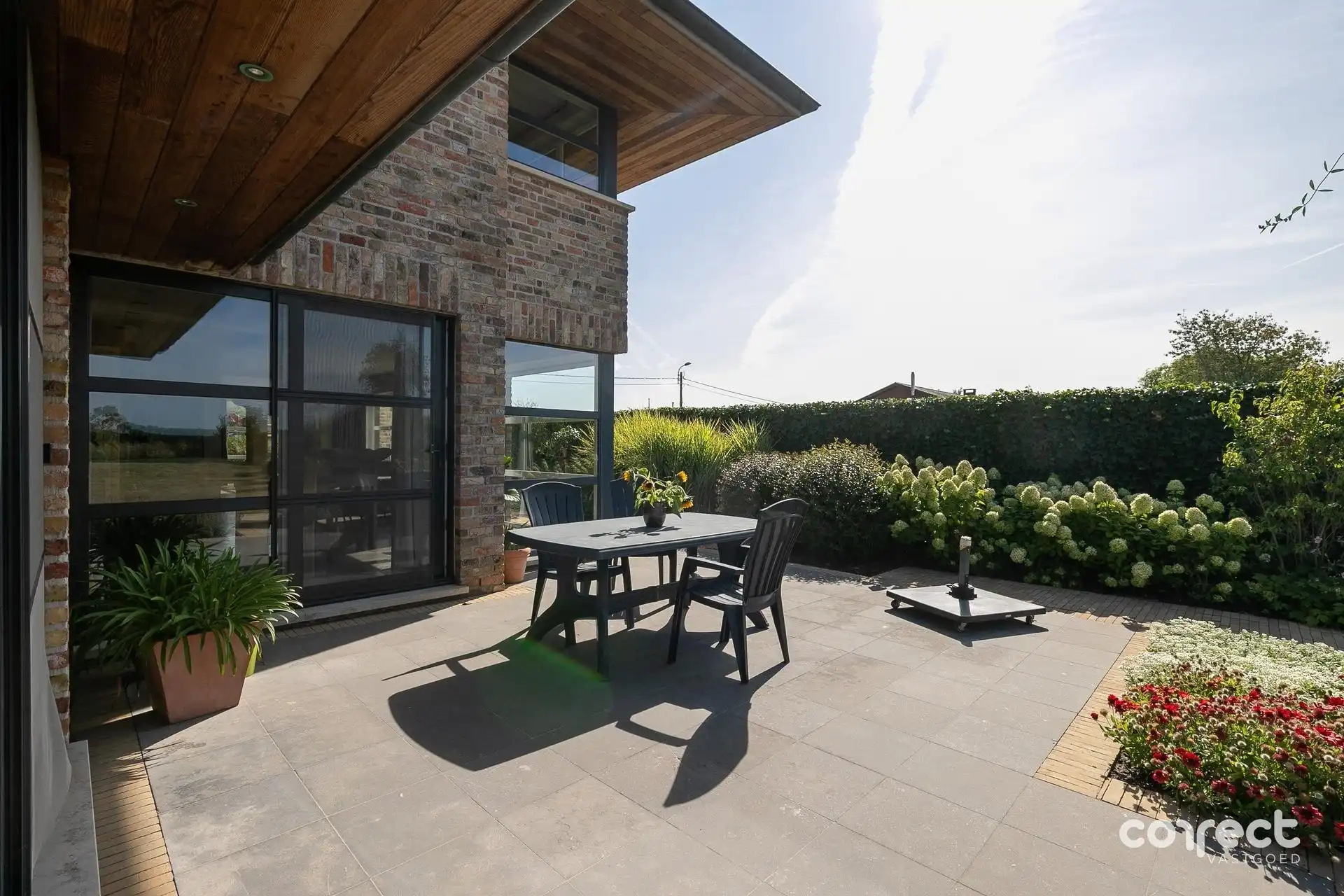 Ruime villa met zongerichte tuin. foto 19