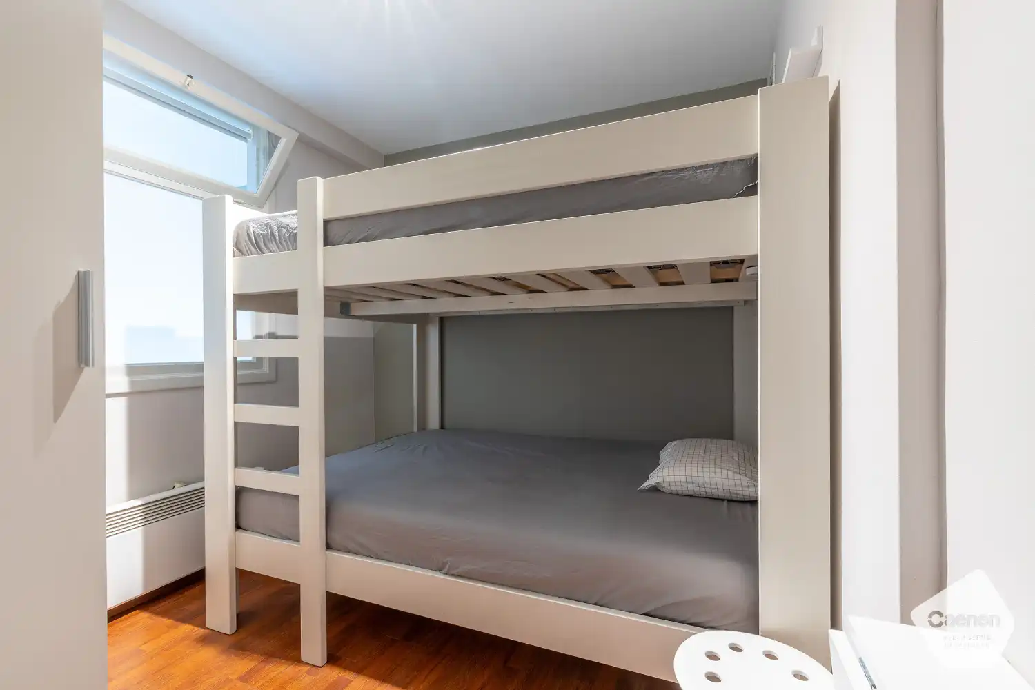 Modern tweeslaapkamerappartement met frontaal zeezicht foto 9