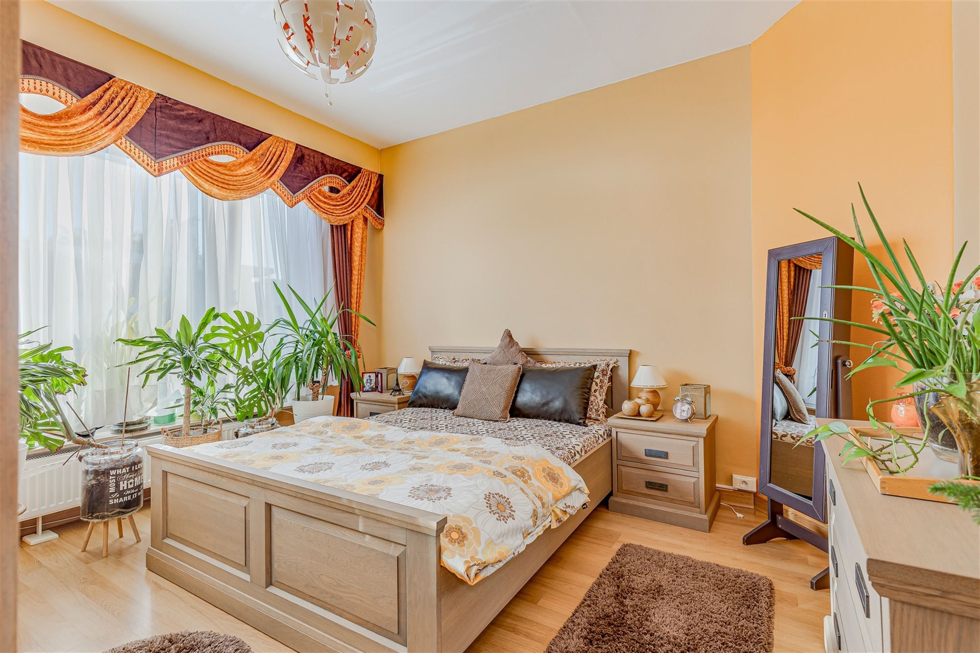 Mooi ingerichte woning met 4 slk, 2 badk en ruime stadstuin in Merksem foto 13