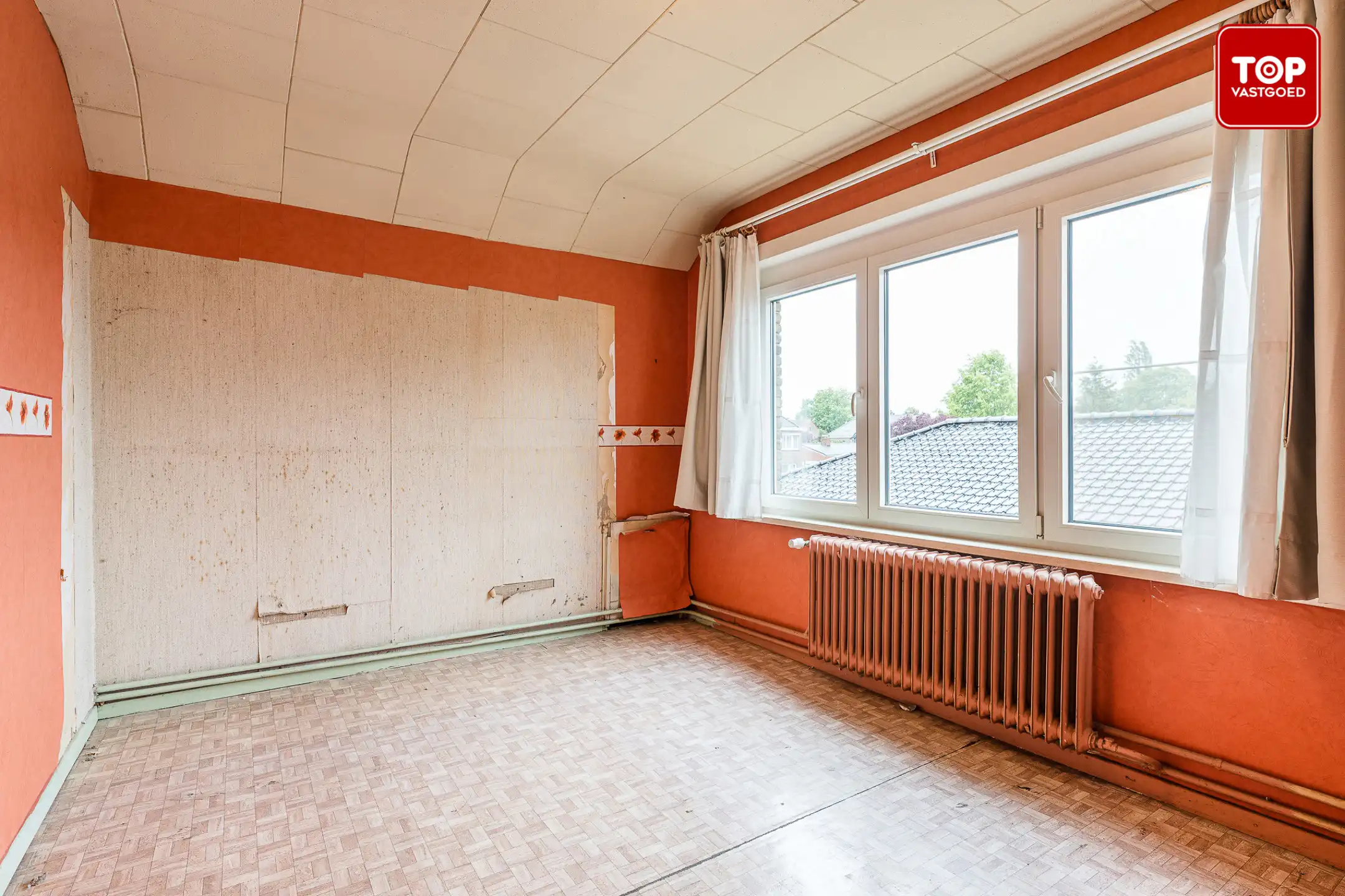 Op te frissen half open bebouwing met 3 slaapkamers, tuin en garage.  foto 16