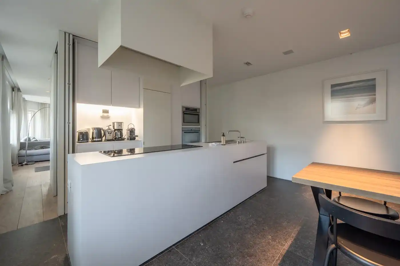 Gerenoveerde villa in Zoute, Knokke-Heist met 4 slaapkamers, tuin, garage, fietsenberging en 227m² hoogwaardige woonruimte. foto 7