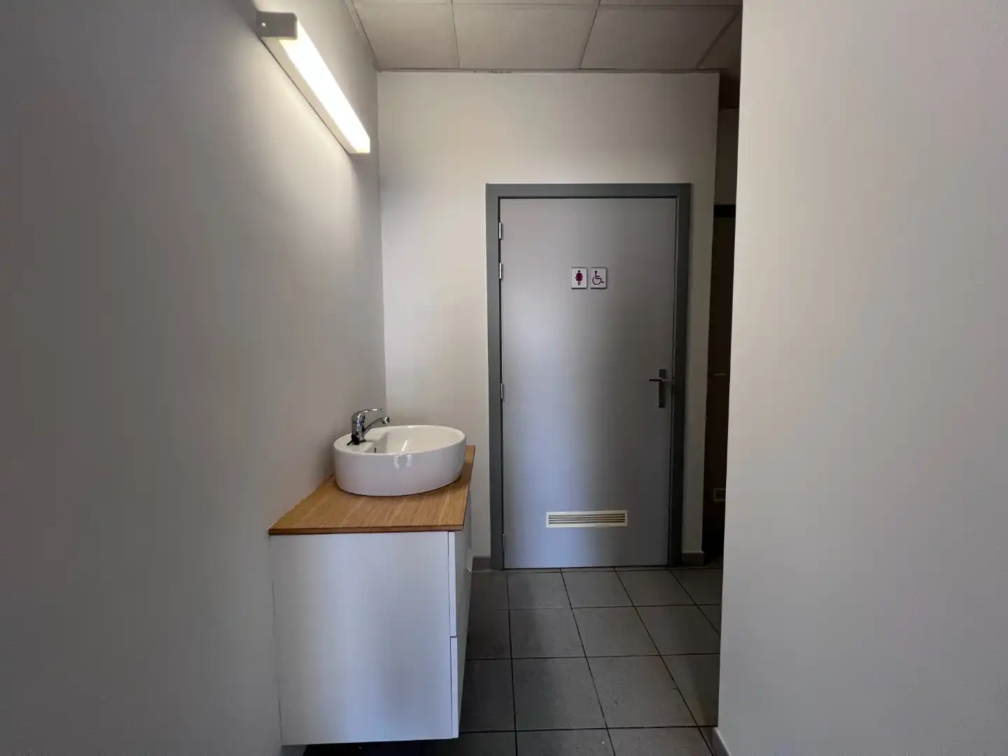 Commercieel handelspand met tal van mogelijkheden in het centrum van Lievegem foto 16