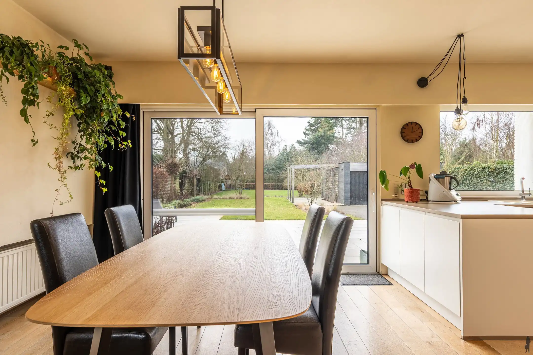 Ruime villa in rustige straat met prachtige zuid-west tuin foto 11