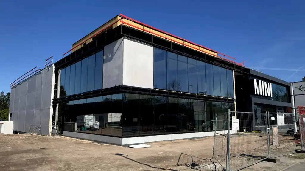 Nieuwbouw showroom met magazijn te huur langs N43 in Sint-Denijs-Westrem foto {{pictureIndex}}