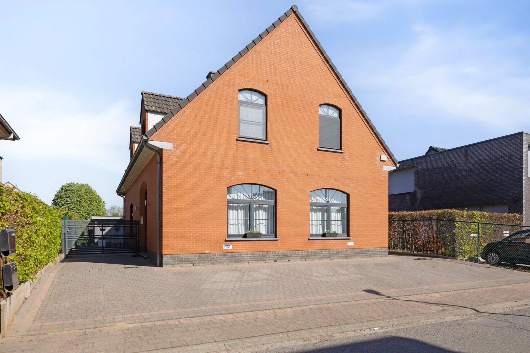 Gelijkvloersappartement met terras en kleine tuin foto {{pictureIndex}}