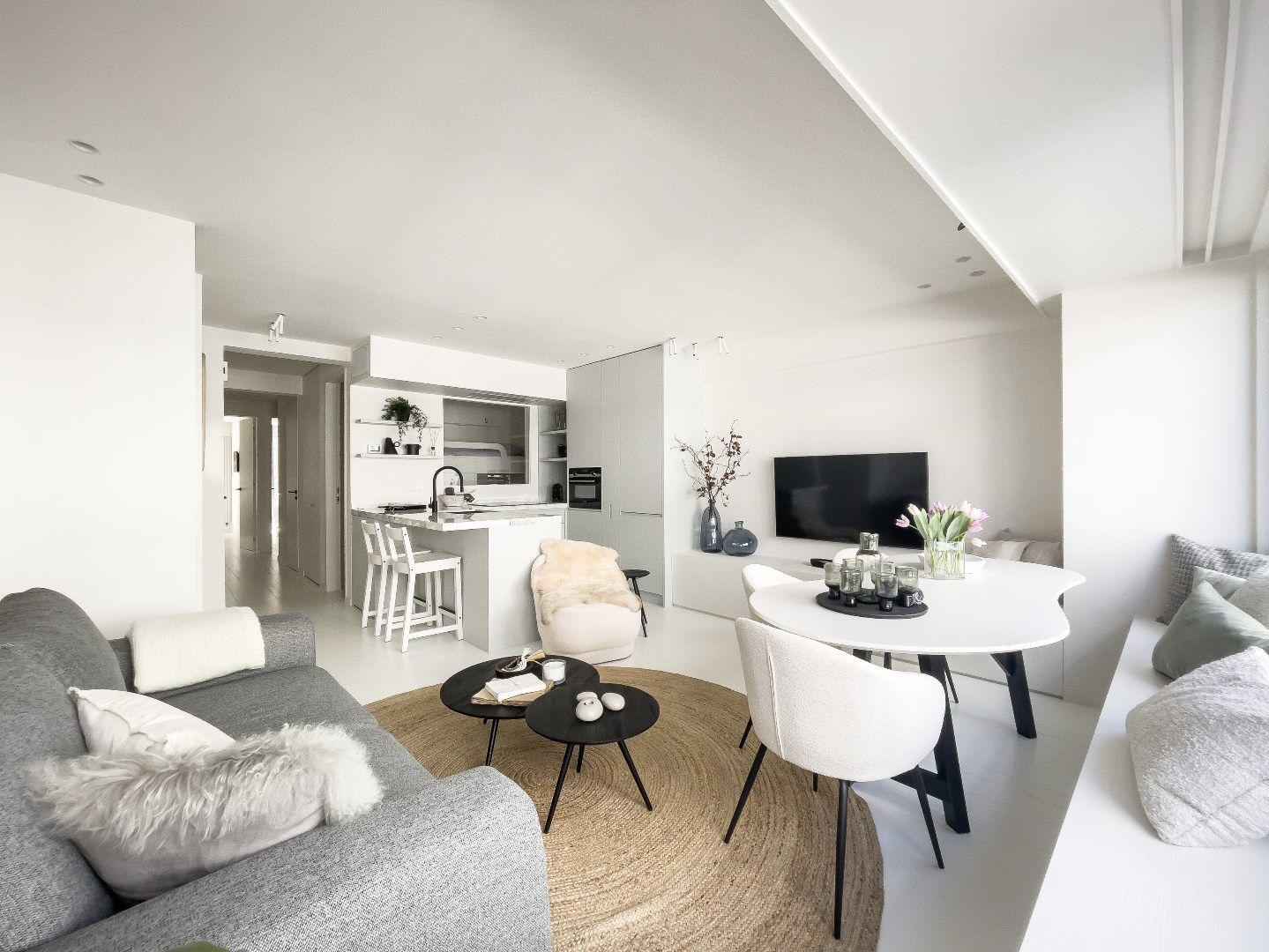 Gerenoveerd appartement met zijdelings zeezicht gelegen tussen het Driehoeksplein en het  Albertplein in het Zoute. foto {{pictureIndex}}