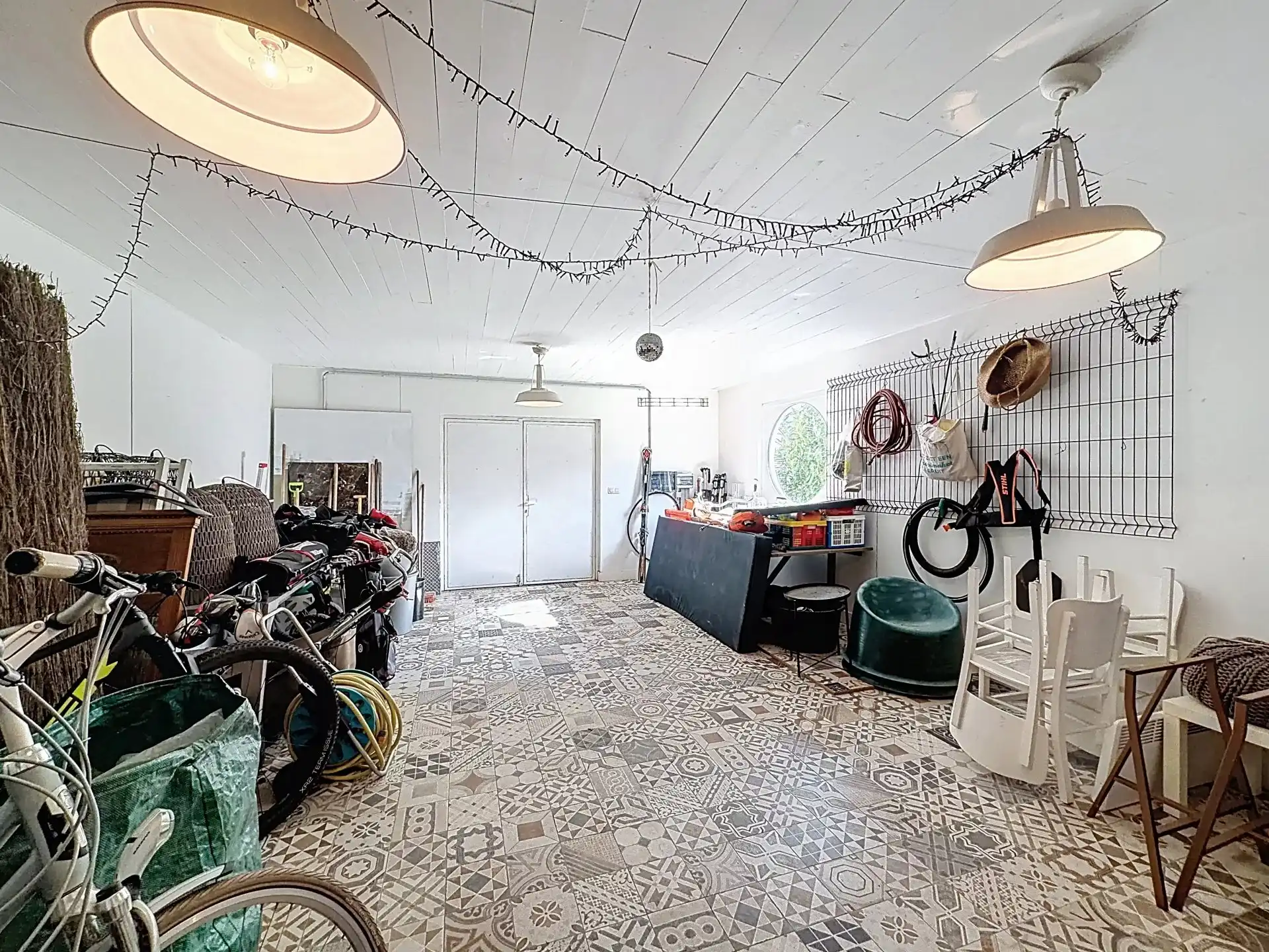 Prachtige luxueus ingerichte woning met 4 slaapkamers en 2 badkamers op een mooi perceel met bijgebouw. foto 50