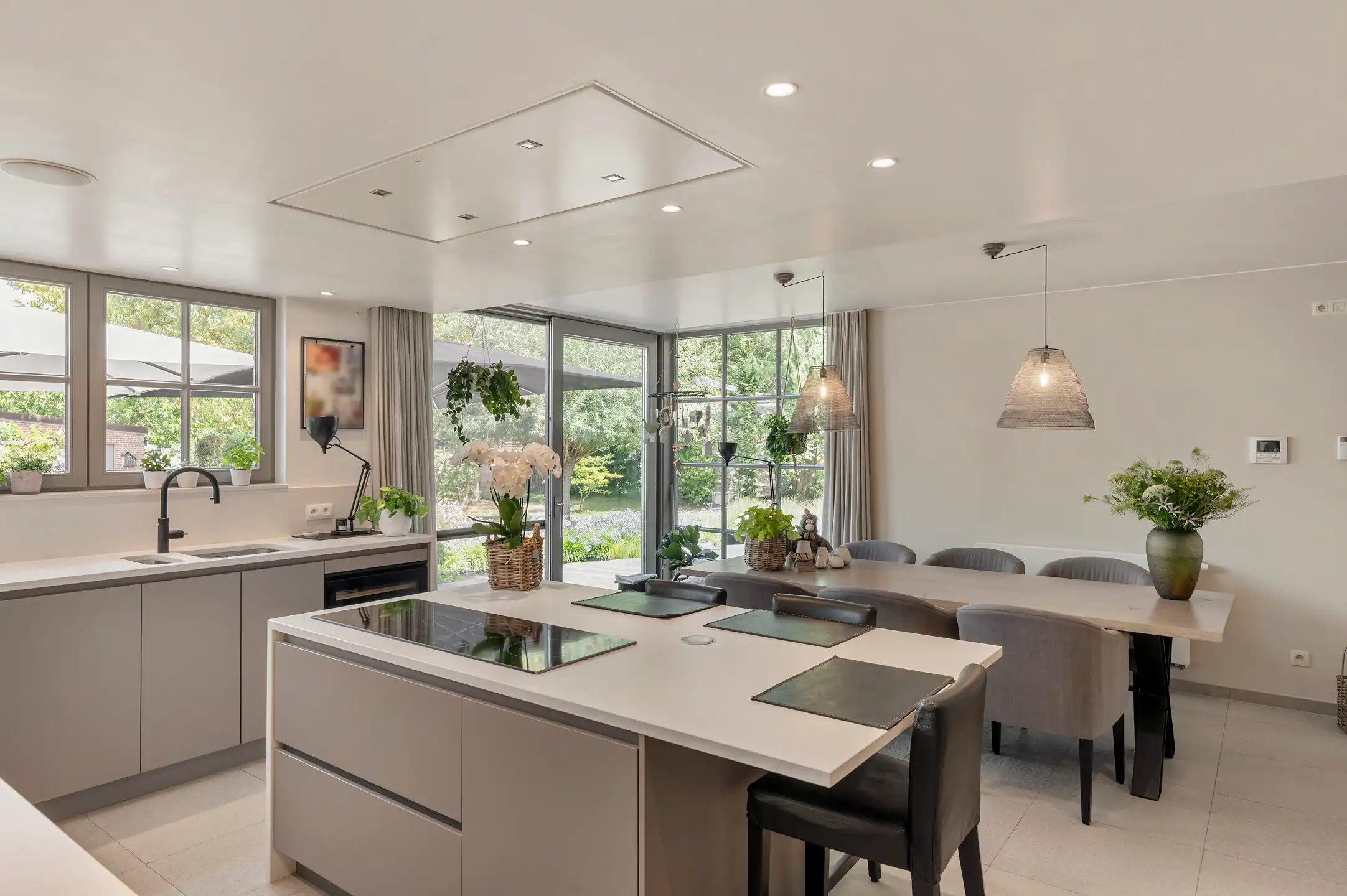Volledig gerenoveerde woning met 5 slaapkamers, zwembad en prachtig aangelegde tuin op 1.643 m². foto 8