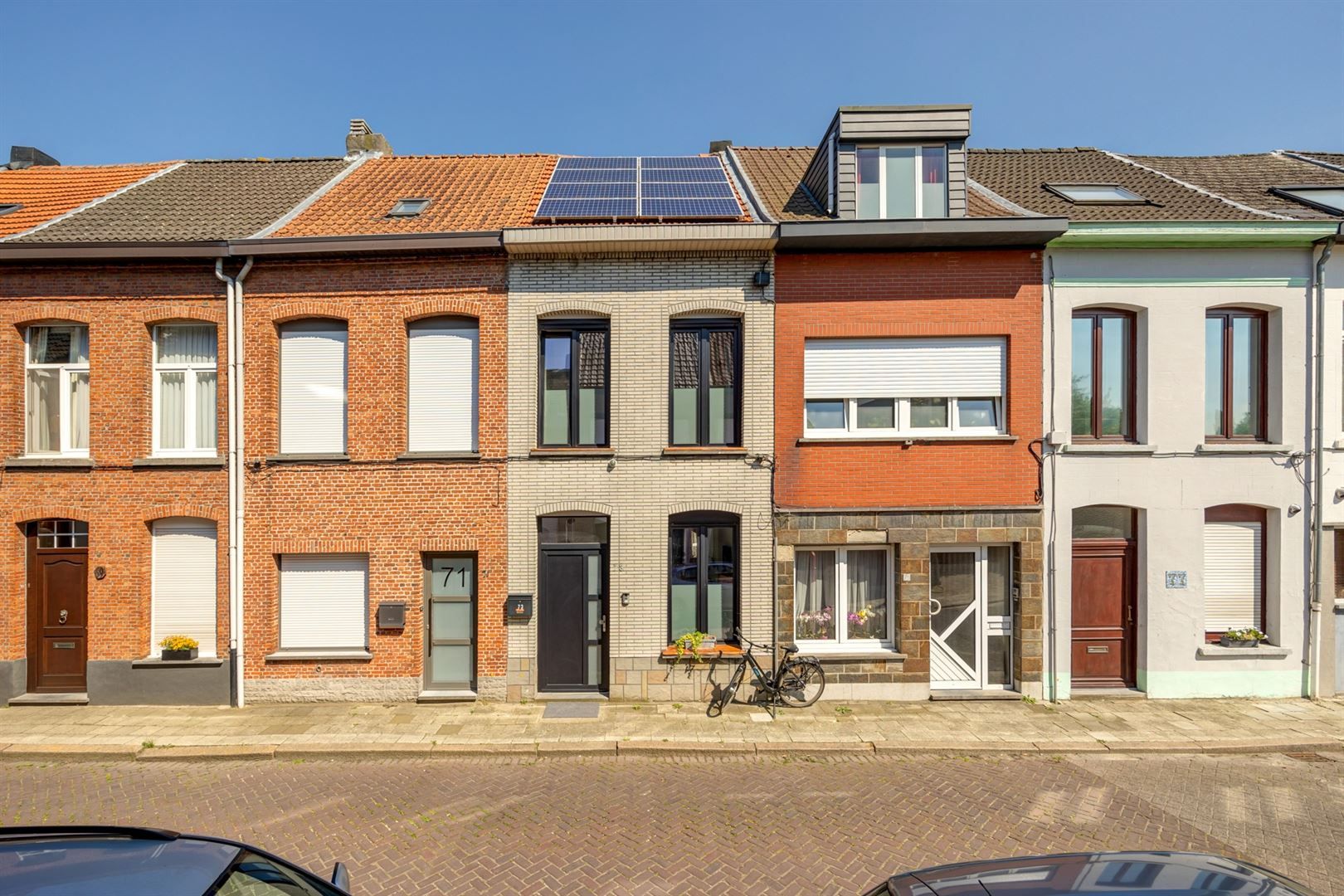 Gerenoveerde woning met 2 slpk, 2 badkamers en stadskoer foto {{pictureIndex}}