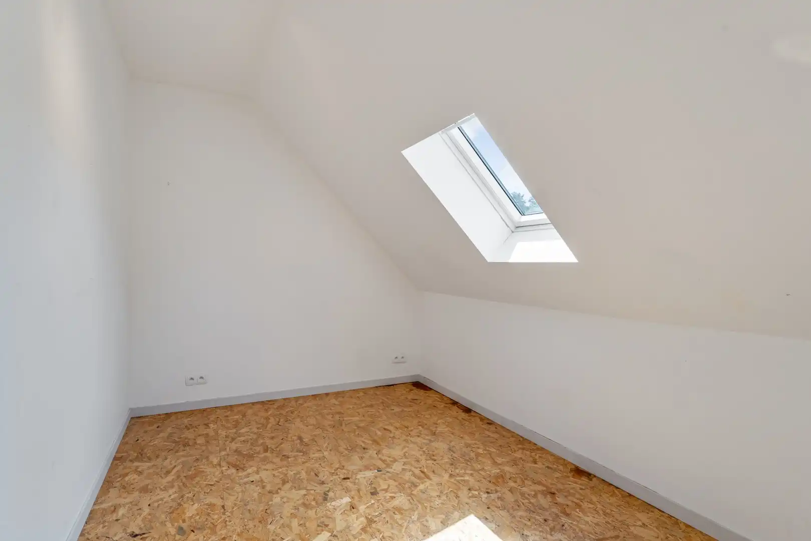 Op te frissen woning met 4 slaapkamers in Genk (Bret) foto 24