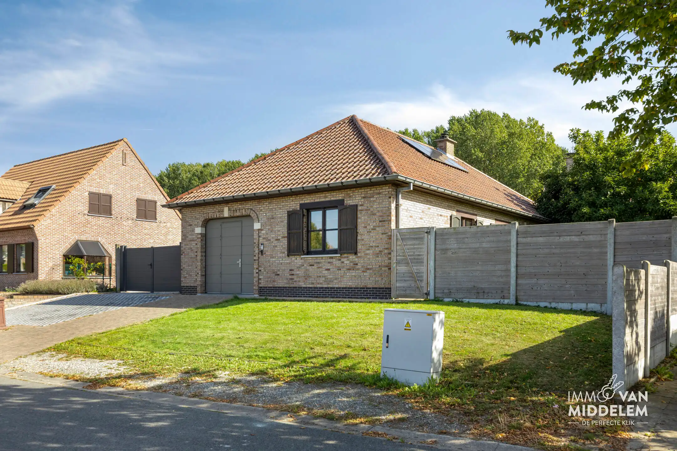 CHARMANTE BUNGALOW MET 3 SLAAPKAMERS IN RUSTIGE WOONWIJK foto {{pictureIndex}}