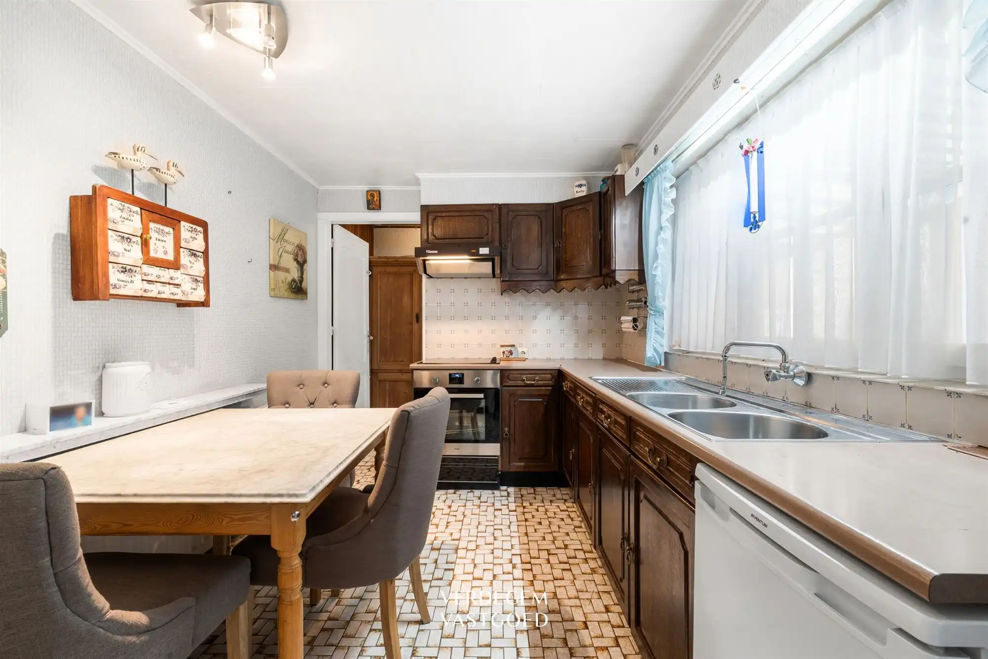 Te renoveren gezinswoning met garage, tuin en open zichten foto 5