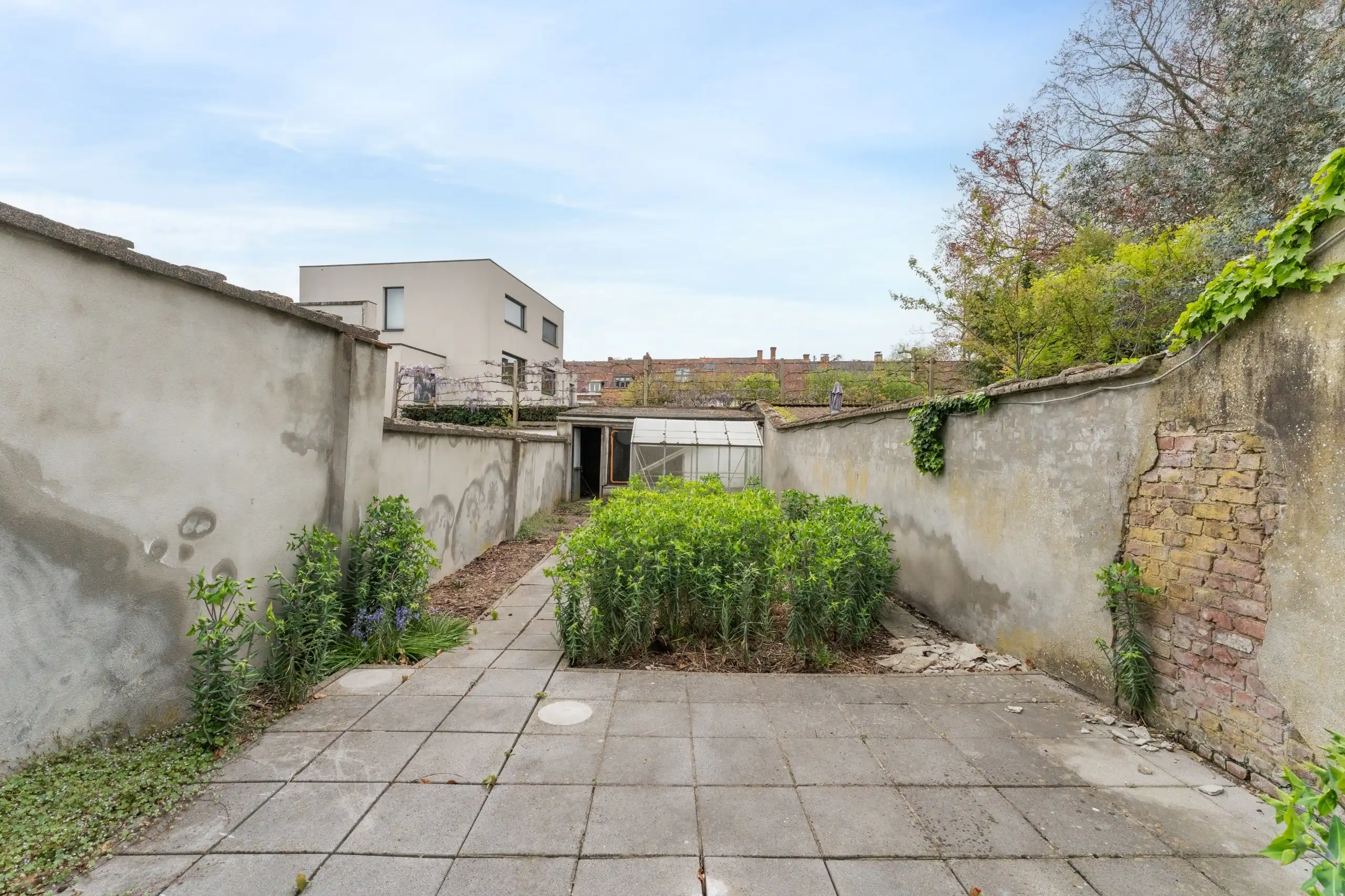Zeer ruime te renoveren woning in centrum met 5 slpks. & tuin foto 10