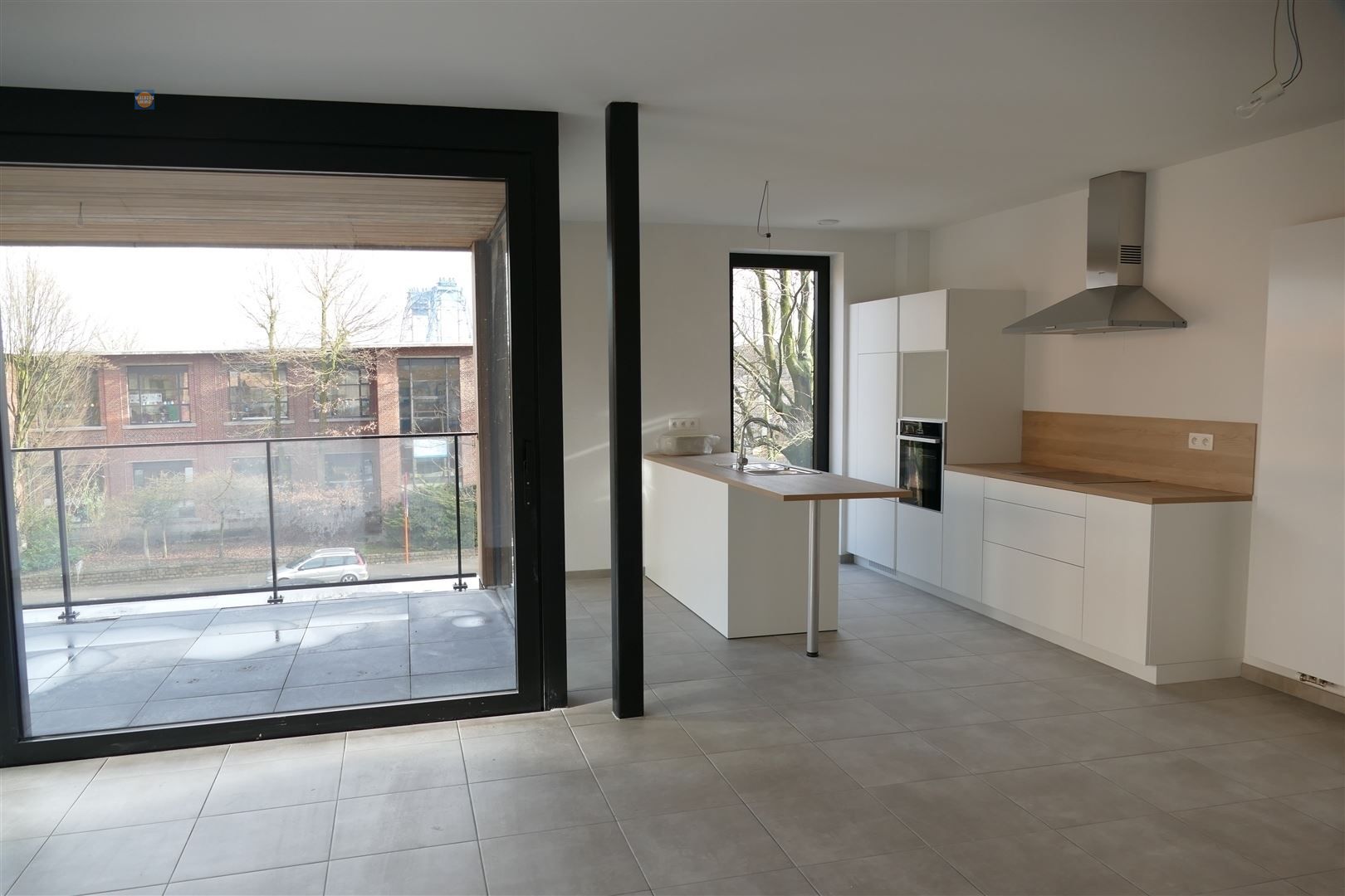 Lichtrijk appartement met terras en autostaanplaats op centrale ligging foto 4